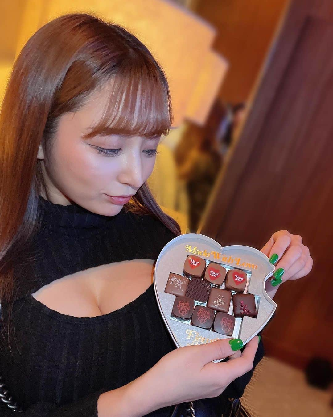 石田みかさんのインスタグラム写真 - (石田みかInstagram)「ete Valentine 💓 . . 今年も即完売したeteのValentineチョコ🍫 . . 逆チョコしてもらっちゃった🧏‍♂️ . . . 写真撮ってる時落ちないかだけ 凄く心配しながら撮ってた🤣 （2枚目参照） . . #ete #girlsdon'tcry  #2023バレンタイン #バレンタインチョコ #入手困難スイーツ」2月4日 21時02分 - ishidamika.fit