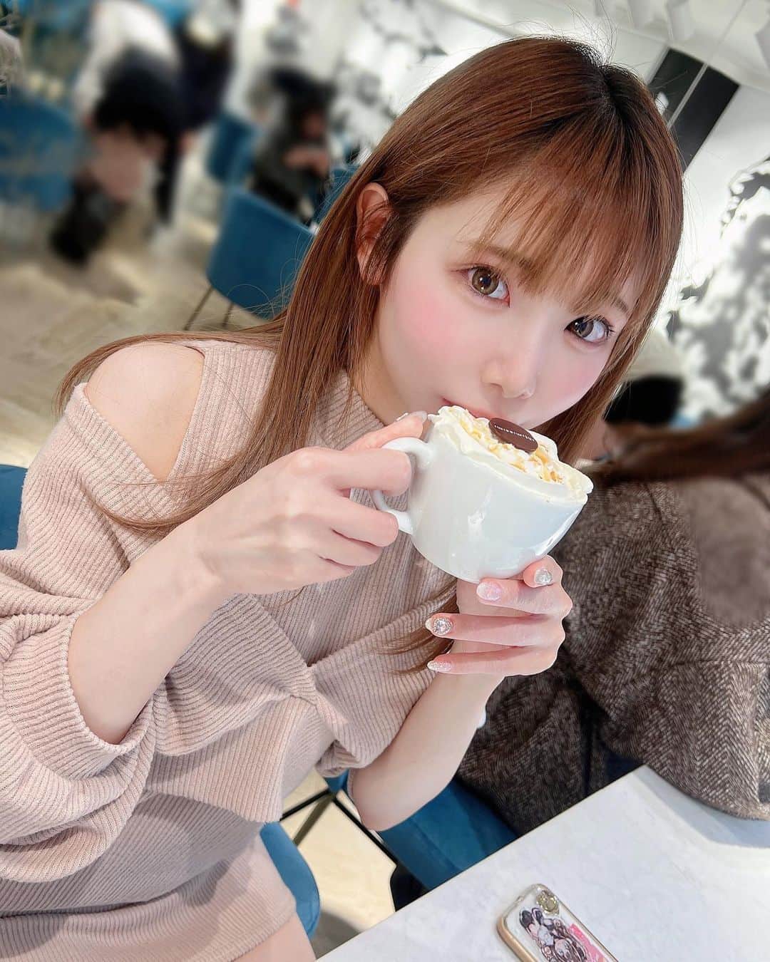 姫宮まほれさんのインスタグラム写真 - (姫宮まほれInstagram)「渋谷のカフェ行ってきた☕️  ▶︎intimissimi cafe   塩キャラメルアーモンドのカプチーノ めちゃくちゃ美味しかったー✨  大理石調の内装大好きだから嬉しい♡   映える感じで撮るのは席によって左右されるから、  カウンターは撮るのはちょっと難しかったけど ゆっくり落ち着いて過ごせたからよかった🎀   また行きたいカフェだった🫶🏻  #intimissimi #intimissimicafe  #渋谷カフェ #大理石カフェ #カフェ巡り  #カフェ活 #映えカフェ #デートメイク #自撮り女子#オフショルニット #韓国ファッションコーデ  #韓国ファッション」2月4日 21時05分 - mahore07