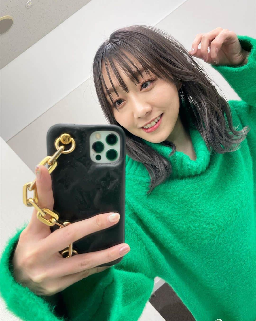 須田亜香里さんのインスタグラム写真 - (須田亜香里Instagram)「今とっても髪色いい感じなのです🫧 仕事の関係で透明感ある暗髪にしたくて、4月ぶりにブリーチして色入れてもらったよ。 はっちゃけすぎない程度に毎日少しずつ髪色が明るくなっていく過程が楽しい🌱 ✂︎ @momomika0314  #いつもありがとうございます #透明感カラー #ダブルカラー」2月5日 1時11分 - akarisuda