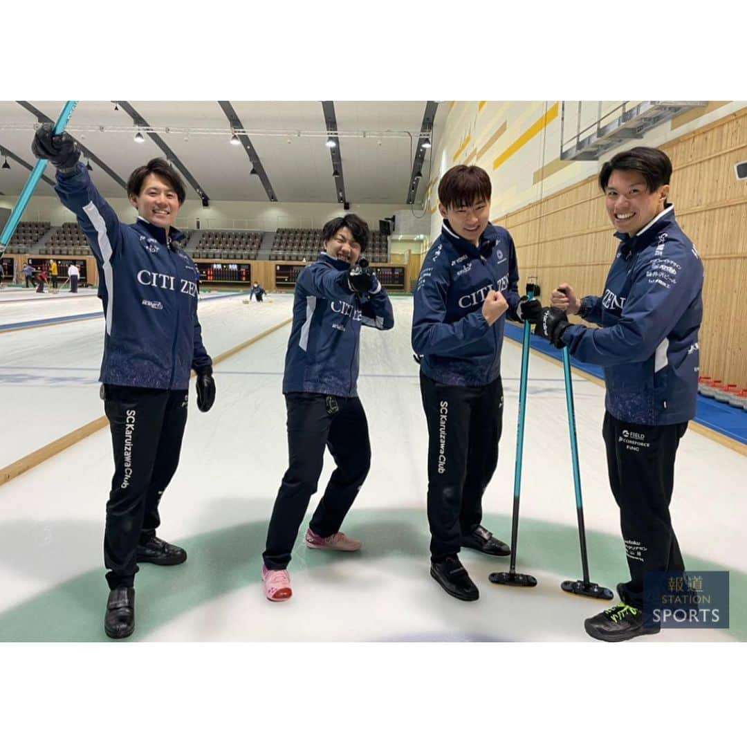 安藤萌々さんのインスタグラム写真 - (安藤萌々Instagram)「🥌SC軽井沢クラブ 山口剛史選手 取材後記✍️  昨年は日本選手権優勝！今年の日本選手権でも決勝進出を決めたチームを引っ張るのが、山口選手です。  山口選手、北京五輪では解説者として現地へ。 カーリングを教えて頂いたり、生中継をご一緒したり、大変お世話になりました。  解説者として驚いていらっしゃったのが 『ロコソラーレのコミュニケーション力』 他のチームの何倍も声がけをし合い、その言葉はとても明るく優しさに溢れた伝え方だからです。  あれから約一年。『山口選手』の現在地の取材が実現し、とても嬉しかった今回。  山口選手は北京での驚きを氷の上で実践。 自分の力に変えていました。  若手の選手を信じて、前向きな、ソフトな声掛けをする。まずは「そだねー」のように相手の意見を聞き入れる意識。 コミュニケーションの変化が、 チームの結果にも変化をもたらします。 限られた時間内で的確なコミュニケーションが取れることで、力強いスイープが更に正確に。 ビハインドの場面でも粘りが出てきたそうです。  コミュニケーションの極意は、 氷の上だけでなく、どこでも通じるお話ですよね☺️  これからも、山口選手の前向きな声掛けと力強いファイヤー🔥スイープに注目してきます。 • • この日は氷の上をゴシゴシと掃くスイープの体験をさせていただきました。 同じ強さでストーンを投げても、スイープの有無で2メートルも伸びる距離を変えられるんです！！ ただ、私が必死にゴシゴシしても、伸びた距離は20センチ程度…… たった一往復で上腕と背筋に乳酸が溜まりパンパンに！😖 カーリングの繊細さとハードさを、身をもって感じました。   詳しい特集の内容はストーリーの記事からどうぞ😊」2月5日 1時16分 - momo_ando_ex