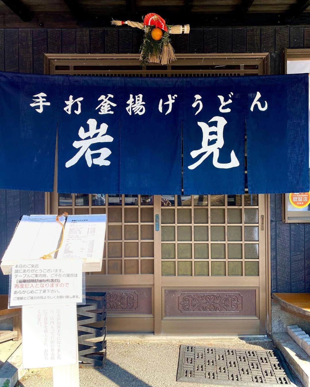酒井瞳さんのインスタグラム写真 - (酒井瞳Instagram)「今年の宮崎の２月は #プロ野球キャンプ #侍ジャパン 強化合宿 #jリーグ キャンプ　  大盛り上がりで既に沢山の方が観光で訪れてくれてるのを感じてます😳✨  という事で最近行ったおすすめの  ご飯屋さんご紹介😋✨  #日南 #五番館 の #鉄板焼きそば   酸味がふわっと宮崎特有の甘みもしっかりある止まらない焼きそば🤤✨  #青島 #釜揚げうどん #岩見  青島駅前にある行列ができるうどん屋さん！ここの魚寿司も絶品です！🙆‍♀️  #定食 #つぼや   安くてボリューム満点で美味しい定食屋さん！赤江という地区にあります！😋  #らくい #チキン南蛮定食  宮崎駅にあるので電車で来たらすぐ行ける‼️カツオの藁焼きも人気ですっ✨  #喫茶店 #森の詩季   昔ながらの喫茶店で、とんでもない組み合わせのメニューもあるけど、不思議としっかり美味しい😳💥笑 ゆっくりお茶もできる落ち着いた空間ですので時間がある時は是非☕️  また美味しい情報をお伝えしますっ！  宮崎来たら参考にしてみてください😆‼️  #宮崎 #宮崎グルメ #宮崎ランチ #宮崎観光 #宮崎カフェ #おすすめ #ごはん #ご飯屋さん」2月5日 9時13分 - s.sakaihitomi