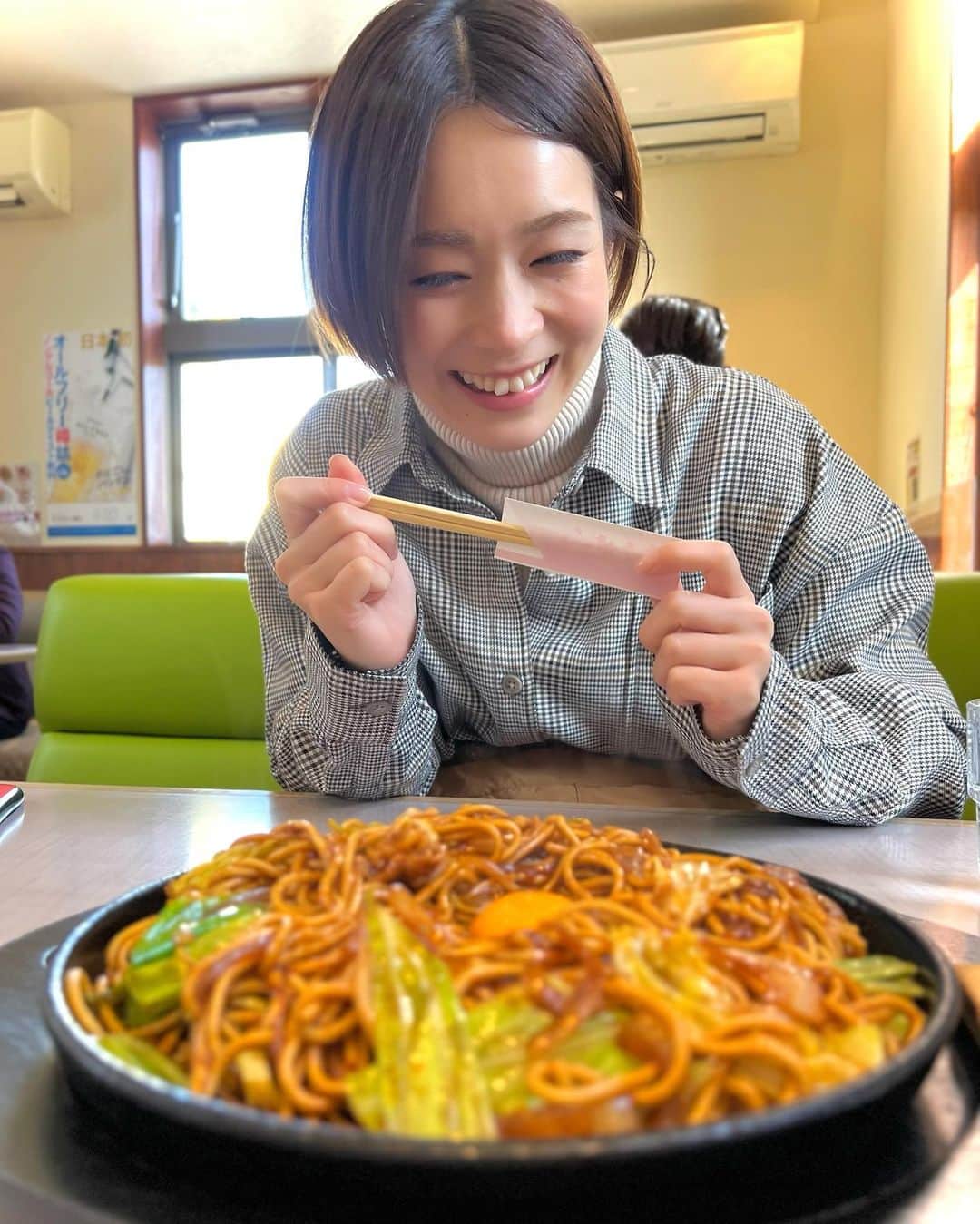 酒井瞳さんのインスタグラム写真 - (酒井瞳Instagram)「今年の宮崎の２月は #プロ野球キャンプ #侍ジャパン 強化合宿 #jリーグ キャンプ　  大盛り上がりで既に沢山の方が観光で訪れてくれてるのを感じてます😳✨  という事で最近行ったおすすめの  ご飯屋さんご紹介😋✨  #日南 #五番館 の #鉄板焼きそば   酸味がふわっと宮崎特有の甘みもしっかりある止まらない焼きそば🤤✨  #青島 #釜揚げうどん #岩見  青島駅前にある行列ができるうどん屋さん！ここの魚寿司も絶品です！🙆‍♀️  #定食 #つぼや   安くてボリューム満点で美味しい定食屋さん！赤江という地区にあります！😋  #らくい #チキン南蛮定食  宮崎駅にあるので電車で来たらすぐ行ける‼️カツオの藁焼きも人気ですっ✨  #喫茶店 #森の詩季   昔ながらの喫茶店で、とんでもない組み合わせのメニューもあるけど、不思議としっかり美味しい😳💥笑 ゆっくりお茶もできる落ち着いた空間ですので時間がある時は是非☕️  また美味しい情報をお伝えしますっ！  宮崎来たら参考にしてみてください😆‼️  #宮崎 #宮崎グルメ #宮崎ランチ #宮崎観光 #宮崎カフェ #おすすめ #ごはん #ご飯屋さん」2月5日 9時13分 - s.sakaihitomi