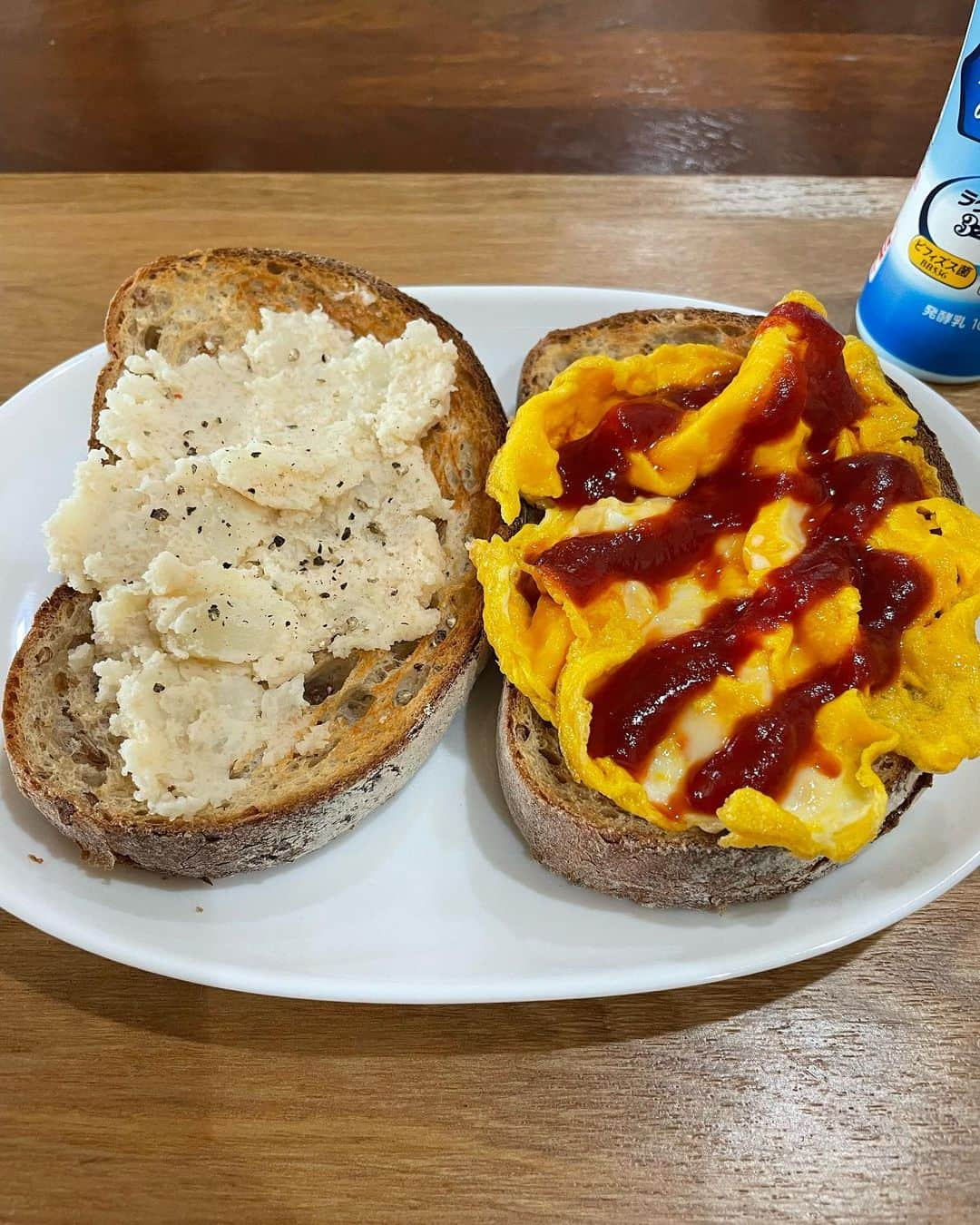 飯島直子さんのインスタグラム写真 - (飯島直子Instagram)「おはようございます☺️  今日も晴天で気持ちいいですね♪  障子ノリ、障子がないとわかりませんよね(´･_･`)  子供のころ障子のはりかえに 米つぶをつぶして塗っていました^ ^ トラウマですね(^_^*)  おぼんは、残念でした(о´∀`о) IKEAでなくニトリです！ すべらないおぼんです  お箸も「すべらない箸」です！ 人生にはすべりがちですね (*´-`)  今朝はひさしぶりにパン食べました🥪 消費期限が５日すぎていたので よく焼いて食べました♪  午後はたくさん食べる予定なのでおさえめにしましたo(^-^)o  また報告しますね(*´∀｀*)♡」2月5日 11時24分 - naoko_iijima_705_official