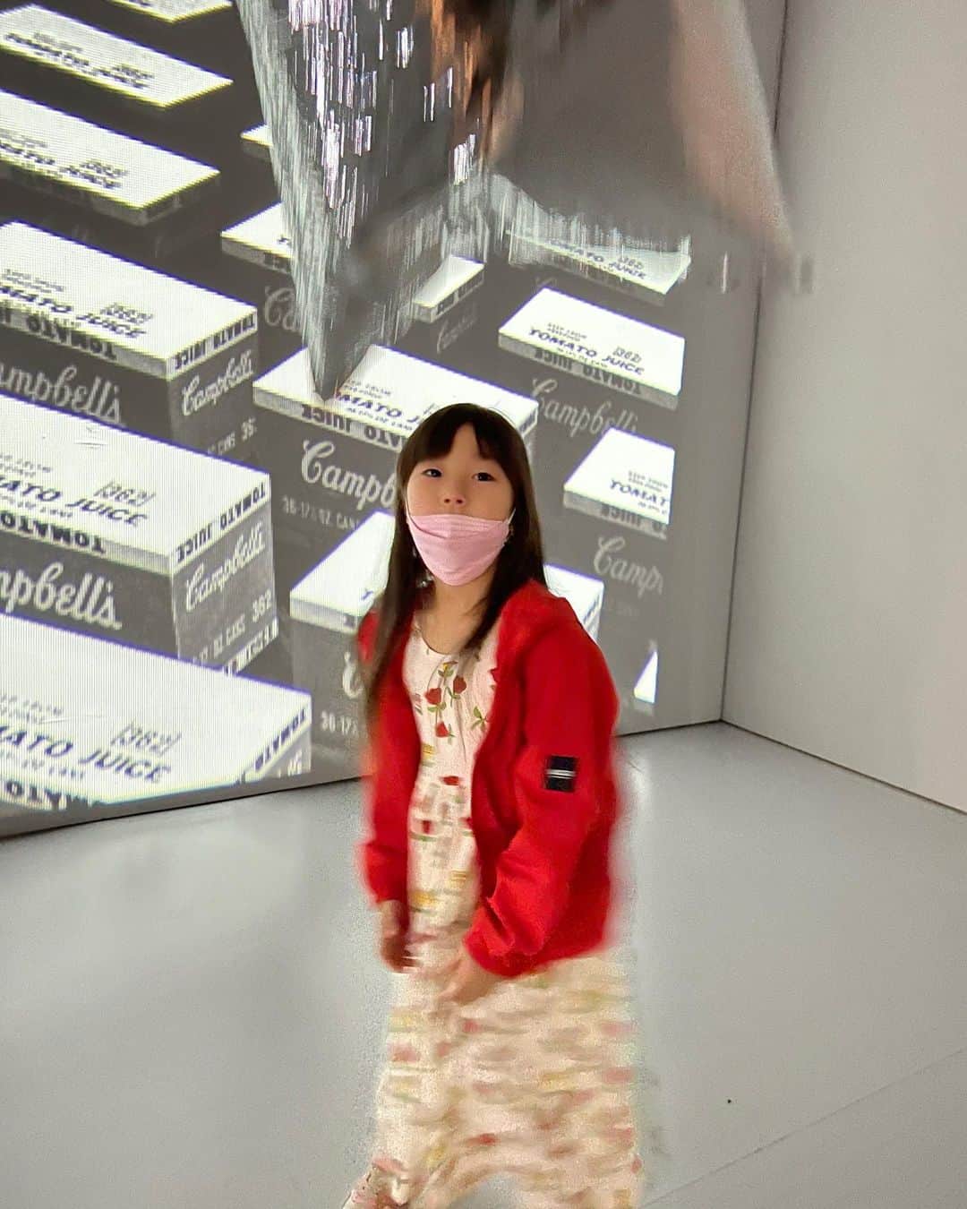 坂本美雨さんのインスタグラム写真 - (坂本美雨Instagram)「京都市京セラ美術館で開催中のANDY WARHOL展、本当によかった。会期中もう一度行きたいなと思ってたけどもう12日までだ。子どもの頃から好きだったウォーホールの絵に、わー！ほんもの！となったし、ネコ好きにもたまらない。さらにスケッチなどもあり、展示方法も子どもにも楽しくて、なまこと行けてよかった…！  そして我が家的には見ておきたかったリュウイチも。 なまこはすぐじいじだと気付いて、これでわかるって、やっぱりウォーホールすごい。  12日まで、みんな、かけこんでー！  #andywarholkyoto  #andywarhol #京セラ美術館  いつかの #今日のなまこちゃん」2月5日 13時14分 - miu_sakamoto