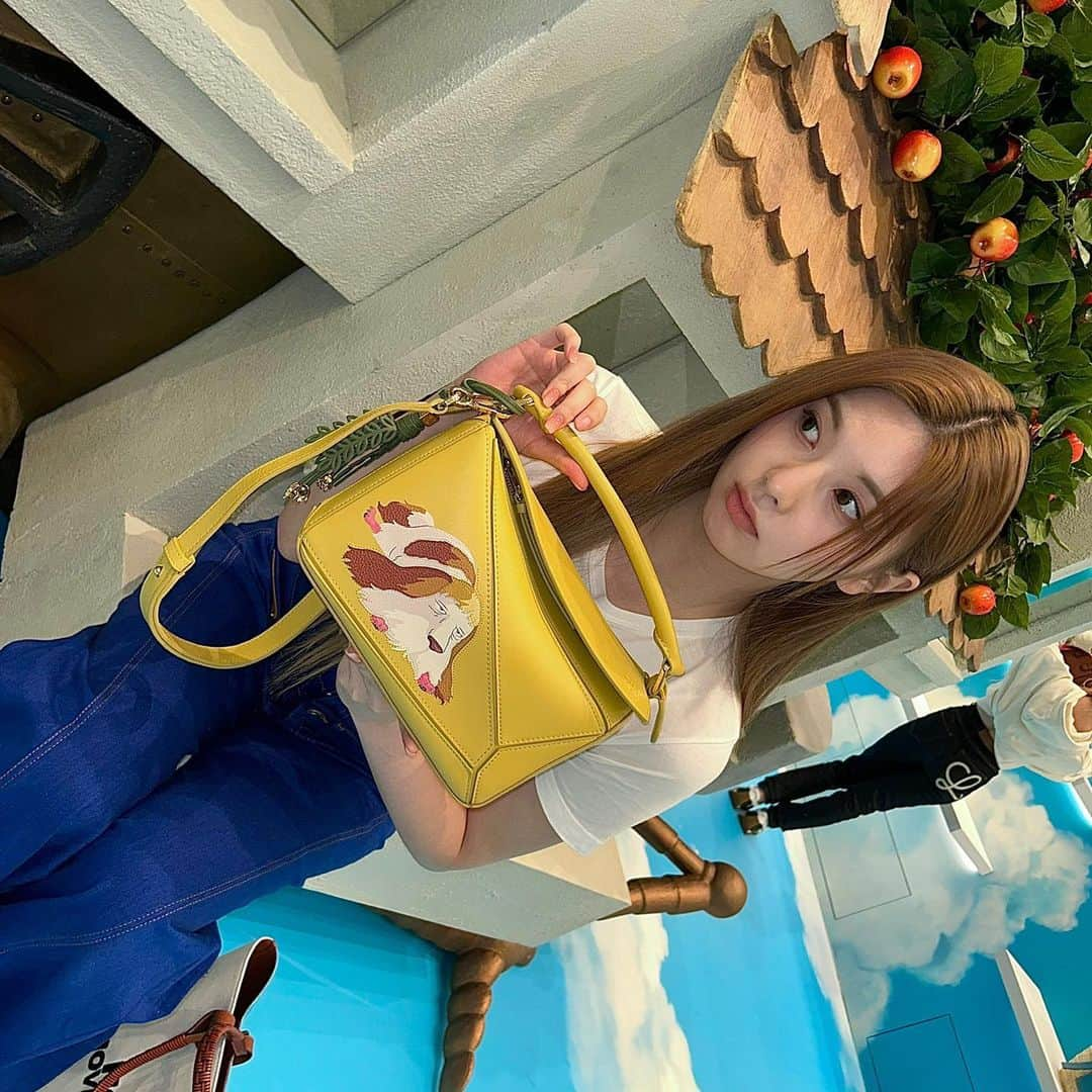 NMIXXさんのインスタグラム写真 - (NMIXXInstagram)「Now there’s someone I want to protect. It's you, NSWER.  @loewe @jonathan.anderson #LOEWE  #LOEWEhowls #howlsmovingcastle #NSWER #NMIXX #엔믹스 #BAE #배이 #솔스타그램」2月5日 14時05分 - nmixx_official