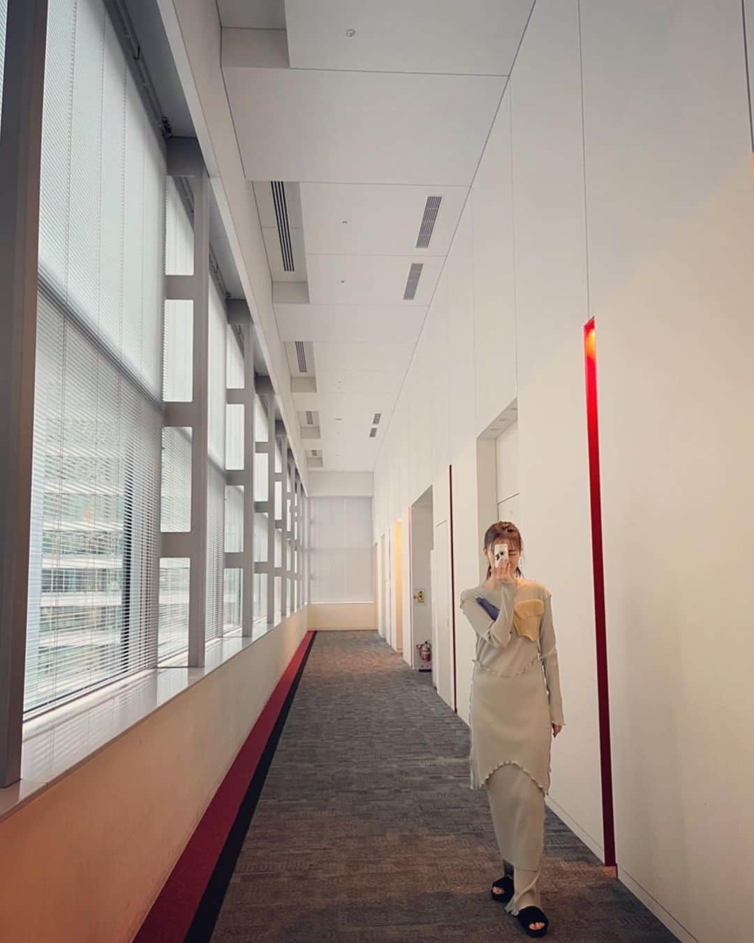 宮本茉由さんのインスタグラム写真 - (宮本茉由Instagram)「大病院占拠の取材お衣装✴︎  お気に入りのフィルムカメラで。」2月5日 15時52分 - mayu_miyamoto_official