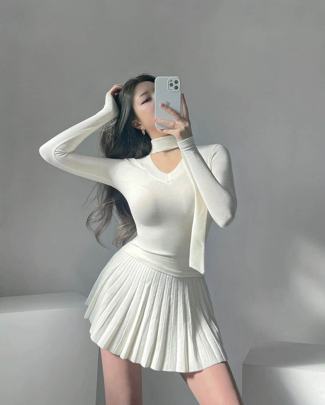 Choi Somiさんのインスタグラム写真 - (Choi SomiInstagram)「⠀⠀⠀⠀ #글랜더 #glander  따뜻해 보이는 아이보리가 차가운 컬러의 머리를 더 빛내주네 지금의 긴머리를 유지하고 싶어서 컬러의 변화만 뿅🏹」2月5日 18時12分 - cxxsomi