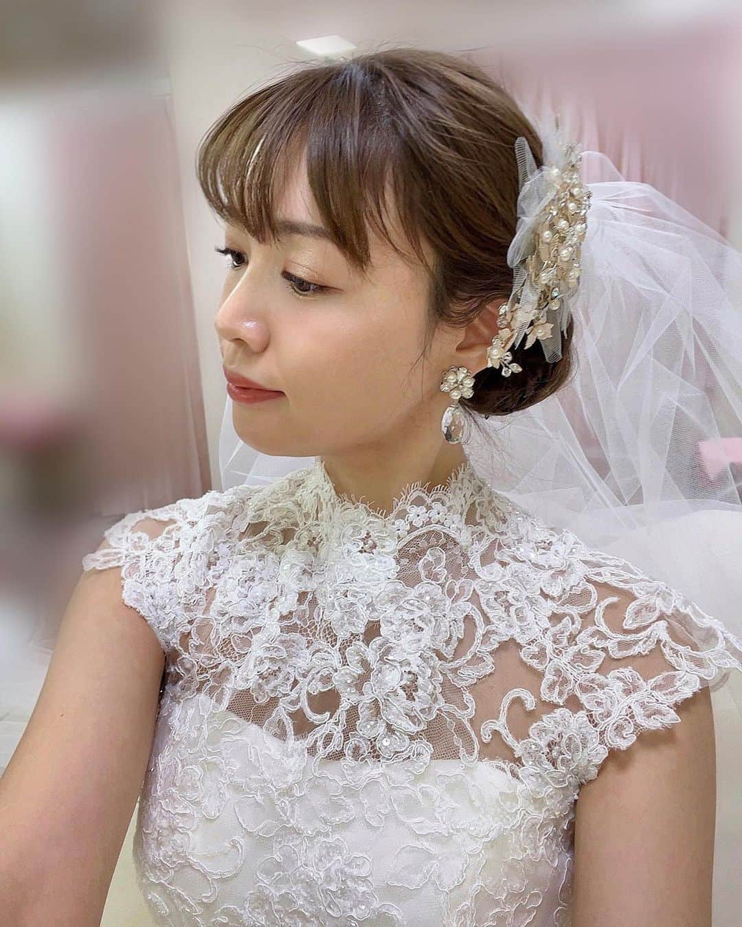 ののさんのインスタグラム写真 - (ののInstagram)「ブライダルモデル💐 お仕事で素敵なウェディングドレスを着させて頂いたので オフショ投稿📸 上品なレースのドレスとまとめ髪♡  ありがとうございました✨  #ウェディングドレス#ブライダルモデル#ウェディングドレスヘア#ウェディングモデル#ウェディングヘア#ブライダルヘア#ブライダルヘアメイク#ウェディングヘアメイク#ヘアメイク#ヘアアレンジ#花嫁#花嫁ヘア#新婦#結婚式#結婚#新婦モデル#花嫁モデル」2月5日 18時23分 - nonoko0309