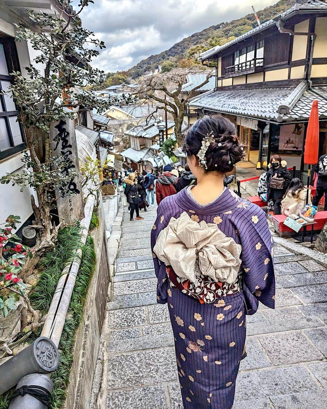 石井里奈さんのインスタグラム写真 - (石井里奈Instagram)「京都街歩き💓 @vasara_official_plan の京都駅前店で着物レンタルしてヘアアレンジして🥹✨ ママとの着物デート👘（最後の写真はママ） 楽しかったー💓雑貨屋さんみたりお香買ったりザ女子京都旅！ . 沢山撮って貰ったのでまた投稿するね💓 ママ写真上手だなぁ📸👏 . #京都 #京都着物レンタル #京都グルメ #着物 #kimono #着物ヘア #着物コーデ #kyoto #visitjapan #着物女子 #京都観光  #京都旅行」2月5日 19時07分 - ri7tin1025