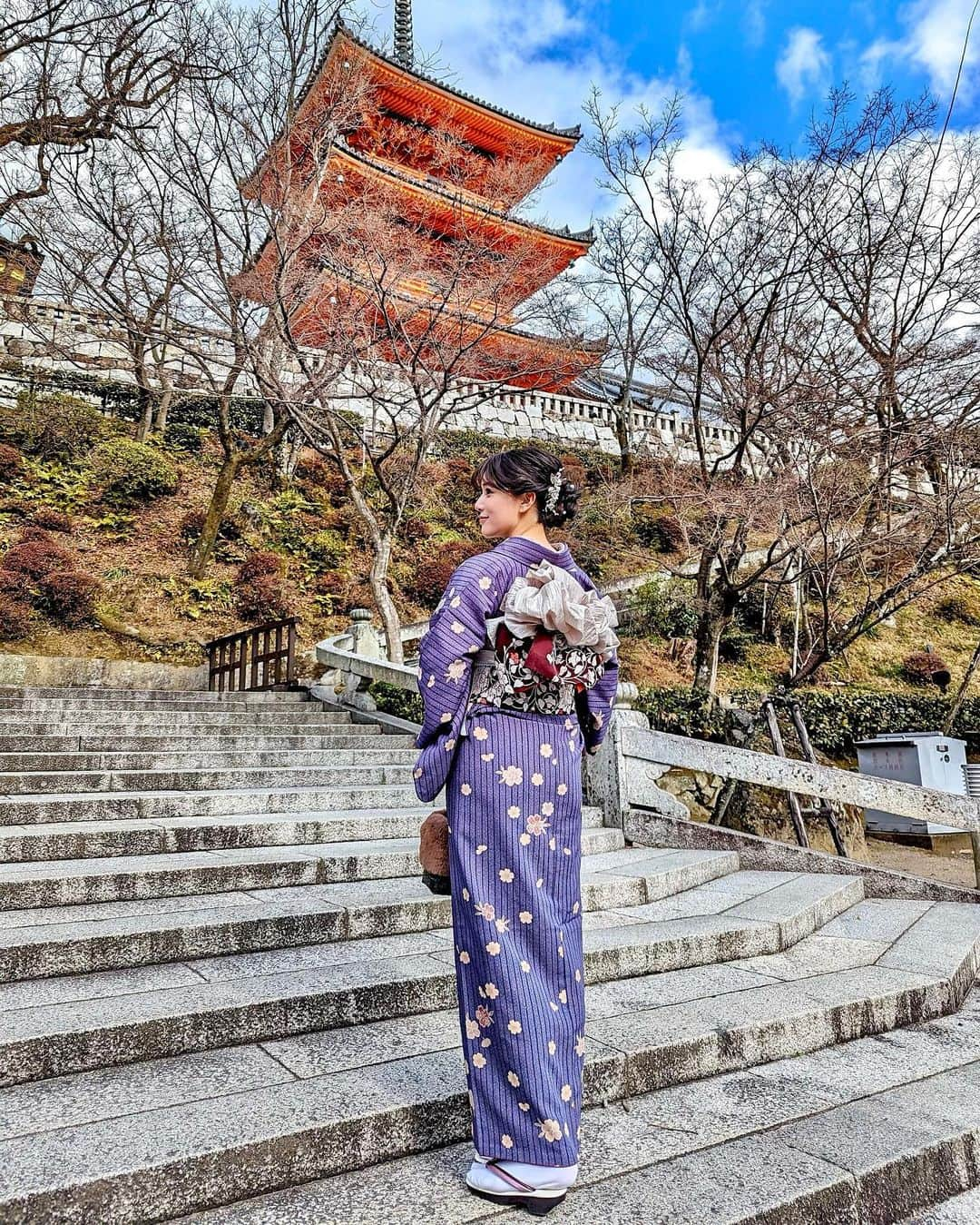 石井里奈さんのインスタグラム写真 - (石井里奈Instagram)「京都街歩き💓 @vasara_official_plan の京都駅前店で着物レンタルしてヘアアレンジして🥹✨ ママとの着物デート👘（最後の写真はママ） 楽しかったー💓雑貨屋さんみたりお香買ったりザ女子京都旅！ . 沢山撮って貰ったのでまた投稿するね💓 ママ写真上手だなぁ📸👏 . #京都 #京都着物レンタル #京都グルメ #着物 #kimono #着物ヘア #着物コーデ #kyoto #visitjapan #着物女子 #京都観光  #京都旅行」2月5日 19時07分 - ri7tin1025