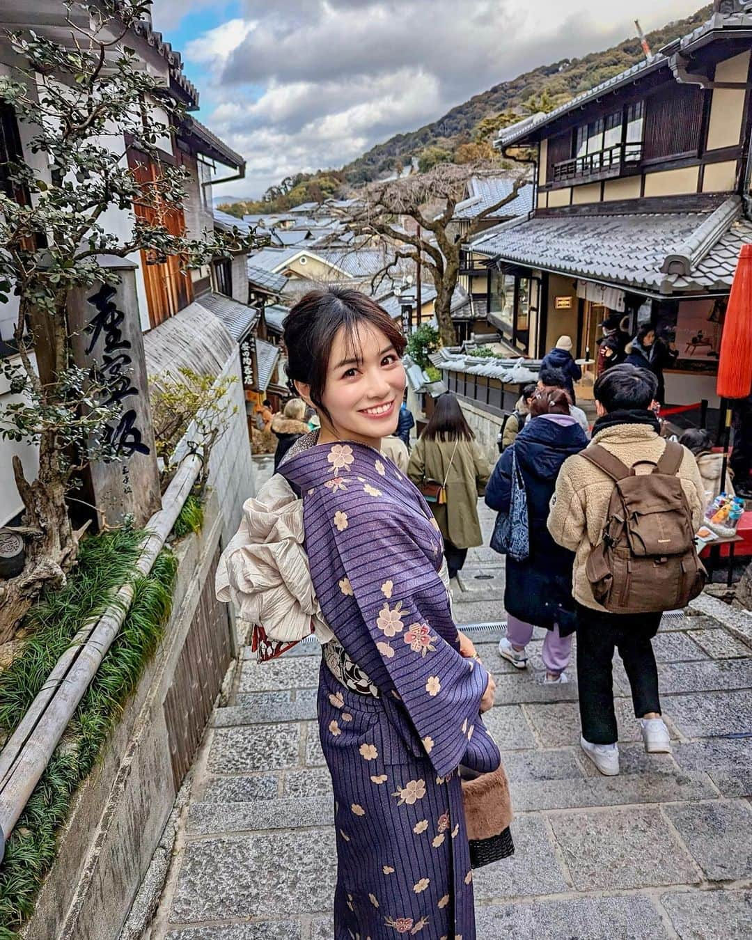 石井里奈さんのインスタグラム写真 - (石井里奈Instagram)「京都街歩き💓 @vasara_official_plan の京都駅前店で着物レンタルしてヘアアレンジして🥹✨ ママとの着物デート👘（最後の写真はママ） 楽しかったー💓雑貨屋さんみたりお香買ったりザ女子京都旅！ . 沢山撮って貰ったのでまた投稿するね💓 ママ写真上手だなぁ📸👏 . #京都 #京都着物レンタル #京都グルメ #着物 #kimono #着物ヘア #着物コーデ #kyoto #visitjapan #着物女子 #京都観光  #京都旅行」2月5日 19時07分 - ri7tin1025