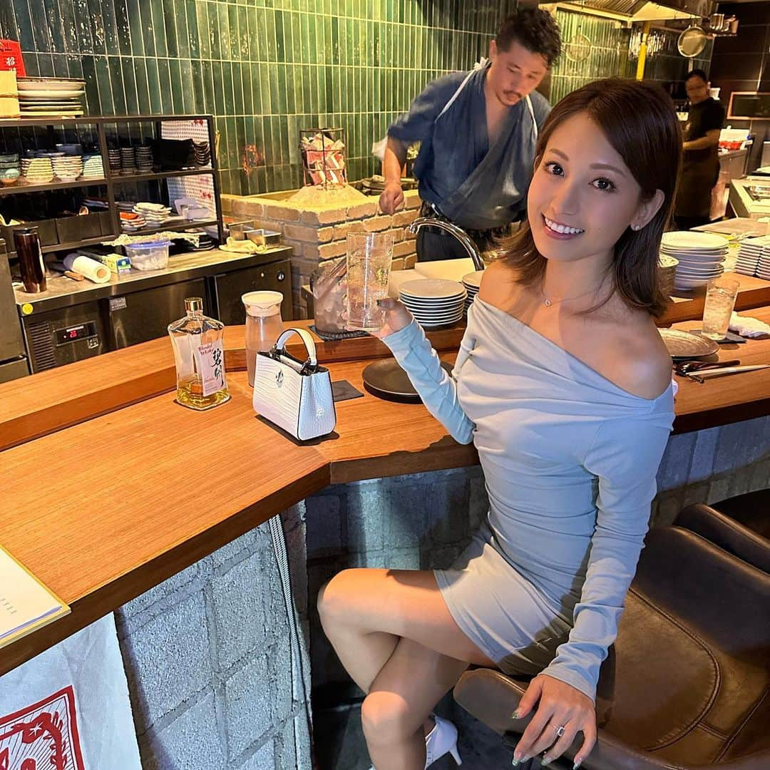 市原彩花さんのインスタグラム写真 - (市原彩花Instagram)「New Japanese restaurant in Tanjon Pagar🇸🇬 My favorite @hearth_singapore   囲炉裏で焼いた食材が食べれるお店、ハース🥢 私がシンガで1番行ってる居酒屋、カモシタにいた三好さんが出したお店だよ😆 何食べても感動的に美味しいし、お店も綺麗で雰囲気良いし、通います🥹🫶 メニューもどんどん変わるよ♪ 燃える激うまヒレ酒もあります🔥(4枚目)  美味しい和食屋さんが増えたのが嬉しすぎて、あーちゃんボトルも入れた😚 かわいー😘💖  #hearth#hearthsg#sgfood#sgfoodies#singaporelife#singaporetravel#singaporetrip#japanesefood#japaneserestaurant#singapore#シンガポール#singapura#海外生活#海外旅行#海外移住#シンガポール生活#シンガポール在住#싱가포르#新加坡 #あーちゃんシンガポール」2月5日 19時21分 - ayaka_ichihara