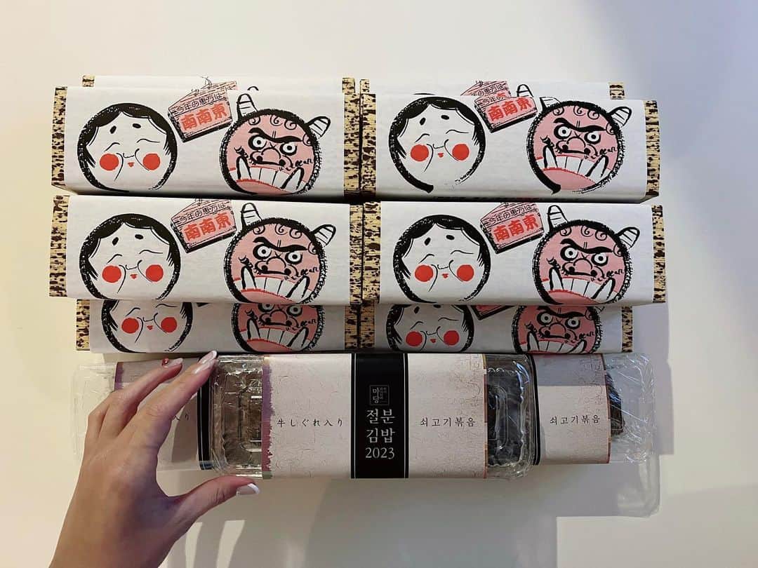 Risako Yamamotoさんのインスタグラム写真 - (Risako YamamotoInstagram)「今年の節分👹  彼が大好きなお鮨屋さん松寿司さんの巻き寿司と、私のリクエストでマダンさんのキンパ、どちらも頂きました♡  豆蒔きもして楽しかった😆👋🏼  #節分 #巻き寿司  #キンパ #恵方巻き」2月5日 19時37分 - risako_yamamoto