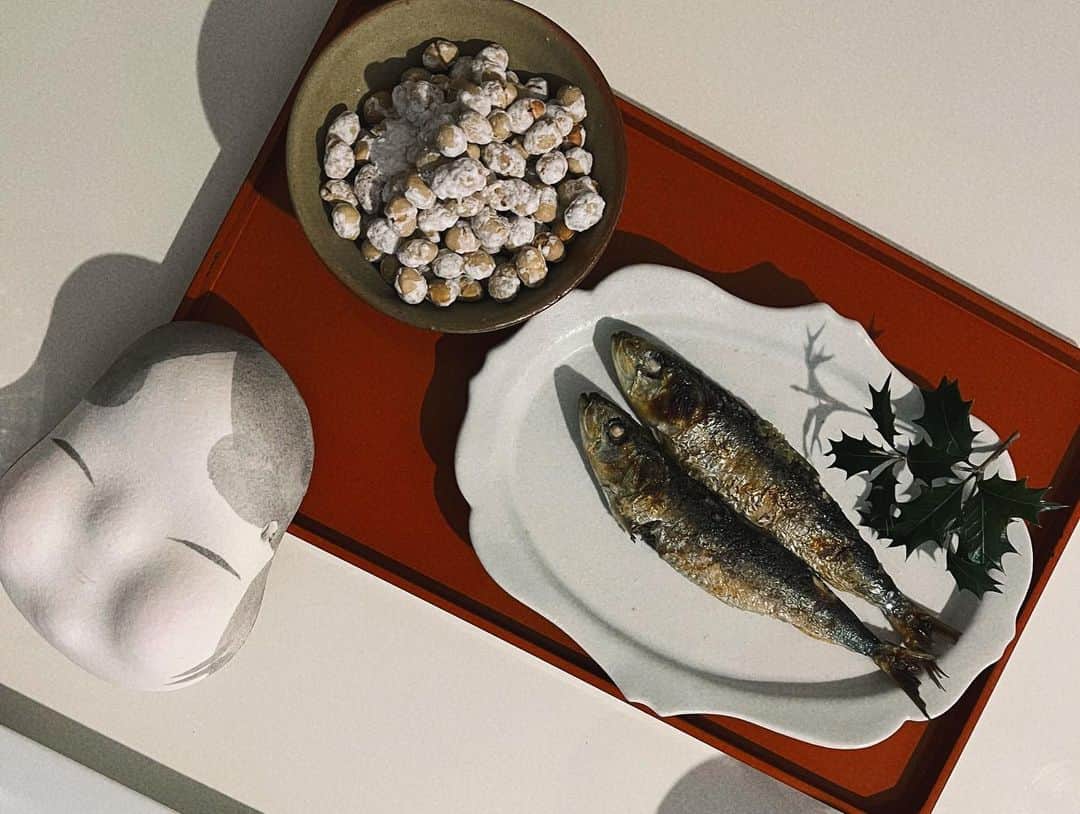Risako Yamamotoさんのインスタグラム写真 - (Risako YamamotoInstagram)「今年の節分👹  彼が大好きなお鮨屋さん松寿司さんの巻き寿司と、私のリクエストでマダンさんのキンパ、どちらも頂きました♡  豆蒔きもして楽しかった😆👋🏼  #節分 #巻き寿司  #キンパ #恵方巻き」2月5日 19時37分 - risako_yamamoto