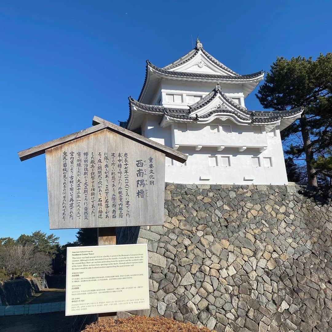 岩下真奈さんのインスタグラム写真 - (岩下真奈Instagram)「2023.02.05 #trip 🏯 * 先日の名古屋旅行、 早朝に到着し 名古屋と言えばのモーニングを頂き、 まずは名古屋城から観光して回りました☺️❤︎ . 歴史なんて詳しくなかったけど、 当時の白の工夫や裏話、再現など見て回ってたら すっごく楽しめちゃった🦋🦋 . 改めてとっても立派だったな〜〜❕ . 寺社仏閣巡りの趣味にお城巡りも追加されました💡 御城印集めて回るのも楽しい🤍 . 歴史学び直したいな、リスキリング……✍�笑 . . . #名古屋城 #名古屋観光 #名古屋旅行 #御城印巡り #御城印」2月5日 20時08分 - mana_mdleam