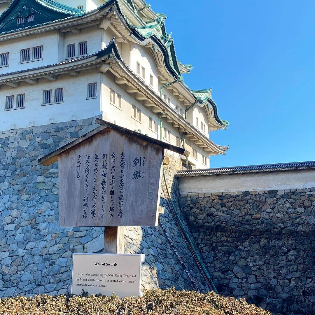 岩下真奈さんのインスタグラム写真 - (岩下真奈Instagram)「2023.02.05 #trip 🏯 * 先日の名古屋旅行、 早朝に到着し 名古屋と言えばのモーニングを頂き、 まずは名古屋城から観光して回りました☺️❤︎ . 歴史なんて詳しくなかったけど、 当時の白の工夫や裏話、再現など見て回ってたら すっごく楽しめちゃった🦋🦋 . 改めてとっても立派だったな〜〜❕ . 寺社仏閣巡りの趣味にお城巡りも追加されました💡 御城印集めて回るのも楽しい🤍 . 歴史学び直したいな、リスキリング……✍�笑 . . . #名古屋城 #名古屋観光 #名古屋旅行 #御城印巡り #御城印」2月5日 20時08分 - mana_mdleam