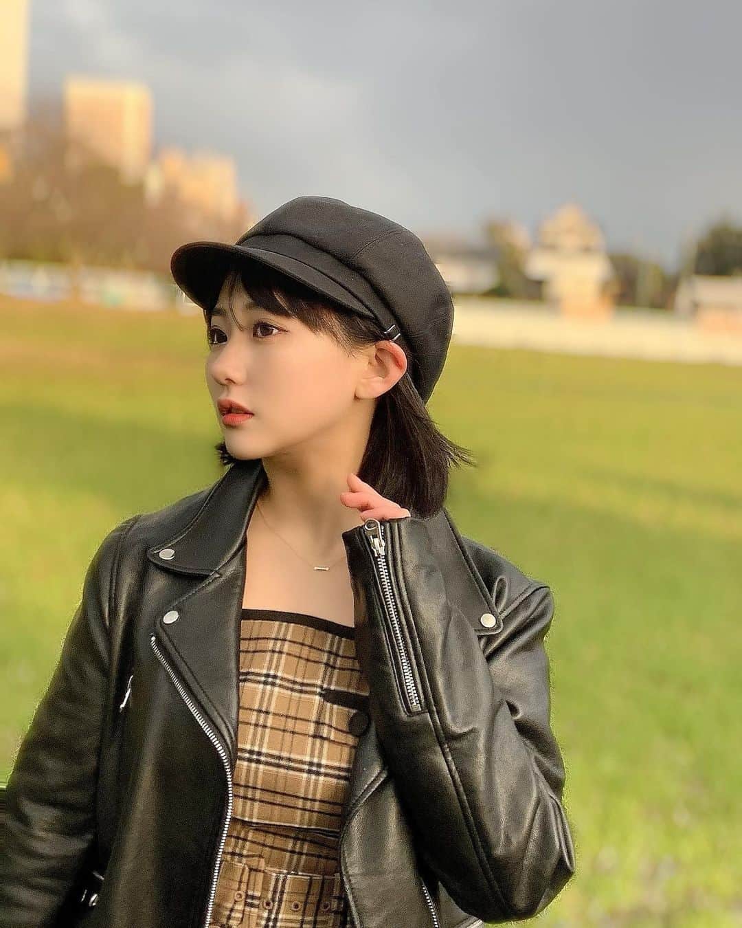 田中美久さんのインスタグラム写真 - (田中美久Instagram)「普段革ジャンとか着ないけど、 インスタ映えしてみたくて 着てみた。。。  #革ジャン　#コーデ #ボブヘアー　#キャップ」2月5日 20時12分 - mikumonmon_48