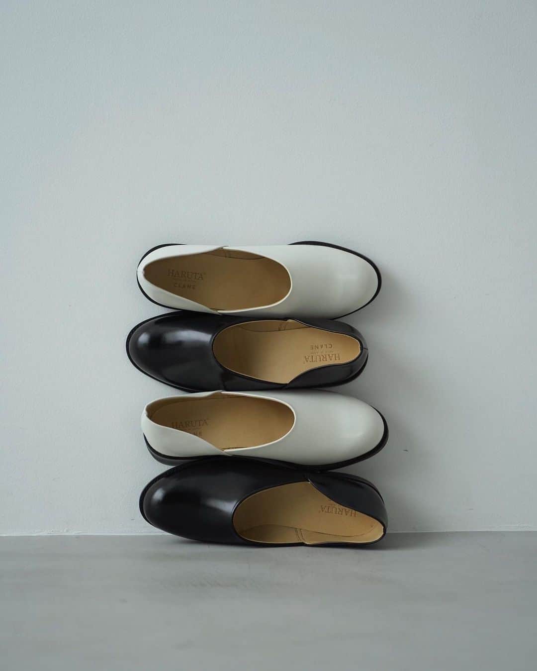 松本恵奈さんのインスタグラム写真 - (松本恵奈Instagram)「移動時間に告知です♡ すでにリリースされているのでご存知の方もいると思いますが、老舗靴メーカー「HARUTA(ハルタ)」とのコラボレーションアイテム第二弾が発売決定です！  今回はHARUTAのシグネチャーとも言える、スポックシューズをCLANEらしくアレンジしました。永く愛される、高品質の靴を提供しているHARUTAの技術に、CLANEらしいモードなエッセンスをプラスしました。歩きやすさや履き心地に拘り、CLANEの洋服にも合わせやすいデザインです。春らしいホワイトと、定番のブラックの2色展開で、足元から季節の変わり目を楽しめる1足となっております。ぜひお楽しみ。  「CLANE(クラネ)」×「HARUTA(ハルタ)」 発売日：2月17日(金) 展開店舗：CLANE 直営店、CLANE ONLINE STORE   ✔︎HARUTA×CLANE FLAT SHOES ¥24,200  カラー：WHITE,BLACK  サイズ：36,37,38 アッパー：牛革 ヒールの高さ:2.5cm ※価格は税込み金額です。   #CLANE #HARUTA #コラボレーション」2月5日 21時08分 - ena1123