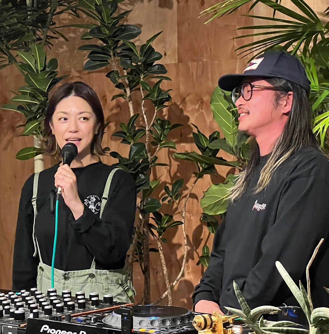 加藤紀子さんのインスタグラム写真 - (加藤紀子Instagram)「「FARM TO MUSIC」 お越し下さった皆様、本当にありがとうございました！  手作りイベントだからこその 温かさと心地よさに満たされた、 嬉しい時間が過ごせました。  今回、 声を掛けてくれたアラへアムチーム　@araheam  カトノリ農園のお野菜をミラクルに美味しくしてくださった蜂屋君　@bee_by_konomichi  ふくどめ小牧場さん　@fukudomesmallfarm  空間と会話を紡いでくれた夫　@firoshi1  には、たらふくの感謝しかないです！ さらには「美味しい！」とニコニコ食べて下さったお客様にも、深く感謝をするばかりです。  野菜作りを始めてから10年、 ようやく鹿児島でも、カトノリ農園野菜を食べて頂けるだなんて。 この先、こんな機会があちこちで増えるといいな〜と思った夜となりました。  #valetta の外園さんにはDJ前に急遽髪をバッサリ #数分のトークショー #一人シラフの刑事ちん #オリジナルグッズ販売」2月5日 21時57分 - katonoriko