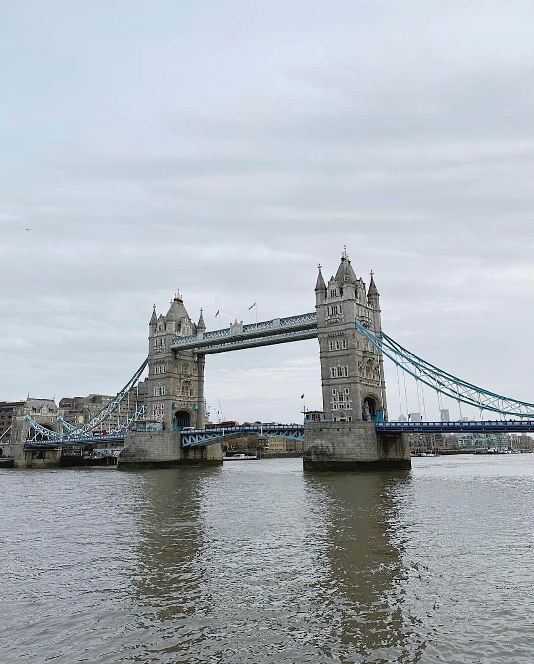 朝日奈央さんのインスタグラム写真 - (朝日奈央Instagram)「お正月にロンドンに行ってきました🇬🇧 生まれて初めて見るロンドンの景色。 終始、夢の中にいるような感覚でした😌  実際に足を運んで自分の目で見て楽しむ特別感。 今までプライベートで海外旅行に行く事があまりなかったので、今回で旅行の楽しさを凄く実感しました✈️  行くと決まった日からガイドブックを買ったり📔詳しい人に教えてもらったり(行く前からワクワクが止まらなかったです笑)行きたい場所をリストアップしたのですが、さすがに全ては行けませんでした🥲 また今度ゆっくり行きたいな~ 💭  沢山写真を撮ってきたのでちょいちょい載せていくね♡ 最後の写真のポーズダサすぎるからやめて？  #LONDON 🇬🇧」2月5日 22時01分 - pop_step_asahi