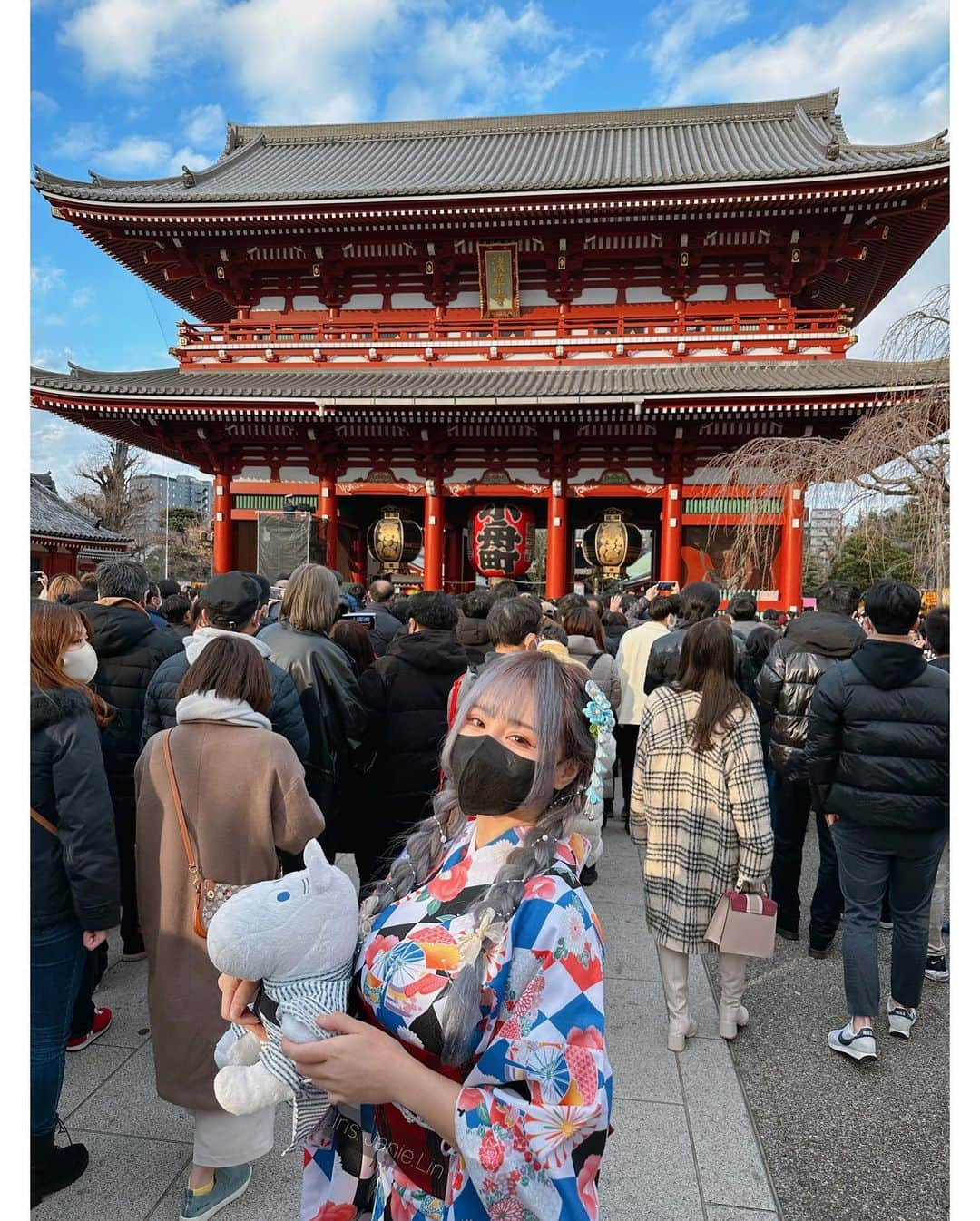 泥泥林さんのインスタグラム写真 - (泥泥林Instagram)「和服泥祝大家元宵節快樂🏮  Today’s Lantern Festival, a celebration of blessings🥰 好喜歡和服這套的照片，其他我放小帳~ @janie153cm  𝘔𝘰𝘳𝘦 𝘱𝘩𝘰𝘵𝘰𝘴 𝘵𝘰 𝘴𝘩𝘢𝘳𝘦 𝘸𝘪𝘵𝘩 𝘶 𝘰𝘯 𝘮𝘺 𝘣𝘢𝘤𝘬𝘶𝘱 ↗↗↗   - 以下是 #泥の旅遊碎片 ♡ #Janie153TravelLife  應該蠻多人知道我奶奶是日本人的 但這是我第一次穿和服👘 同行的妹子們都選了很溫柔的款式 不過我自己則是比較偏好鮮豔的款式  看來看去還是選了這套幾何花紋的 帶點大正年代的風格真的很合眼緣😆 腰帶就配了同色系但比較沉澱的款式 自己覺得整體搭起來蠻順眼的꒰ ´͈ ᵕ `͈ ꒱♡  穿和服的時候着付師問我胸包起來可以嗎？ 很順口的就回了：いいですよ～ 沒想到不是單純的包起來 是用好幾條毛巾 把胸到腰身都用力緊緊纏住… 因為和服是直筒狀的，這樣外層才會平整 剛穿好的時候花了一點時間適應調節呼吸🤣  出租和服的地方都有包髮型、提袋跟木屐 難得可愛的頭髮也是那裡的髮型師做的🥰  很推薦去日本玩的同學們體驗一下和服 但真的不建議冬天去，超級冷🥶  那天一直走來走去當下是不覺得冷 但回來了在整理照片的時候 才發現原來露在外面的手都凍紅了🥹  - 這次去日本適逢他們過年的期間 可以左滑看第二張體會一下 過年時來淺草參拜的人潮有多少( ´﹀` ٥ )  不過過年期間真的很有氛圍啦！ 大家一起求籤祈福的感覺很好😊  - 最後兩張是黑道家的千金(???) 順便紀錄凍紅了的手手。  📍 #浅草 #東京 #日本 🇯🇵 2023.01.02 #travel #Asakusa #Tokyo #japan」2月5日 22時11分 - janie.lin