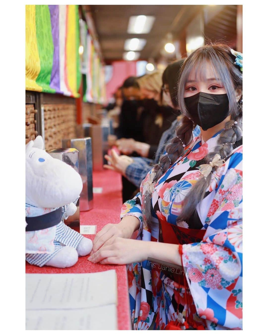 泥泥林さんのインスタグラム写真 - (泥泥林Instagram)「和服泥祝大家元宵節快樂🏮  Today’s Lantern Festival, a celebration of blessings🥰 好喜歡和服這套的照片，其他我放小帳~ @janie153cm  𝘔𝘰𝘳𝘦 𝘱𝘩𝘰𝘵𝘰𝘴 𝘵𝘰 𝘴𝘩𝘢𝘳𝘦 𝘸𝘪𝘵𝘩 𝘶 𝘰𝘯 𝘮𝘺 𝘣𝘢𝘤𝘬𝘶𝘱 ↗↗↗   - 以下是 #泥の旅遊碎片 ♡ #Janie153TravelLife  應該蠻多人知道我奶奶是日本人的 但這是我第一次穿和服👘 同行的妹子們都選了很溫柔的款式 不過我自己則是比較偏好鮮豔的款式  看來看去還是選了這套幾何花紋的 帶點大正年代的風格真的很合眼緣😆 腰帶就配了同色系但比較沉澱的款式 自己覺得整體搭起來蠻順眼的꒰ ´͈ ᵕ `͈ ꒱♡  穿和服的時候着付師問我胸包起來可以嗎？ 很順口的就回了：いいですよ～ 沒想到不是單純的包起來 是用好幾條毛巾 把胸到腰身都用力緊緊纏住… 因為和服是直筒狀的，這樣外層才會平整 剛穿好的時候花了一點時間適應調節呼吸🤣  出租和服的地方都有包髮型、提袋跟木屐 難得可愛的頭髮也是那裡的髮型師做的🥰  很推薦去日本玩的同學們體驗一下和服 但真的不建議冬天去，超級冷🥶  那天一直走來走去當下是不覺得冷 但回來了在整理照片的時候 才發現原來露在外面的手都凍紅了🥹  - 這次去日本適逢他們過年的期間 可以左滑看第二張體會一下 過年時來淺草參拜的人潮有多少( ´﹀` ٥ )  不過過年期間真的很有氛圍啦！ 大家一起求籤祈福的感覺很好😊  - 最後兩張是黑道家的千金(???) 順便紀錄凍紅了的手手。  📍 #浅草 #東京 #日本 🇯🇵 2023.01.02 #travel #Asakusa #Tokyo #japan」2月5日 22時11分 - janie.lin