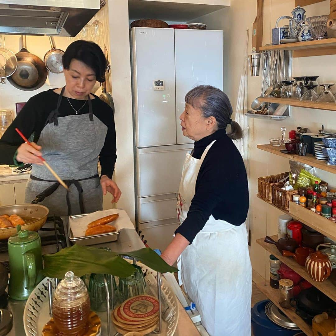 板谷由夏 さんのインスタグラム写真 - (板谷由夏 Instagram)「ハッキリ言って、今日、実は元気なかった。 たまにくるヤツ。 油断したら涙出そうなヤツ。 でも、人生の先輩たちに会ったら 吹っ飛んだ。気がする。 あたしはまだまだだ。 でも、進むのみ。 大好きな人たちと美味しいご飯。 ありがとうございます😊」2月5日 22時38分 - yukaitaya