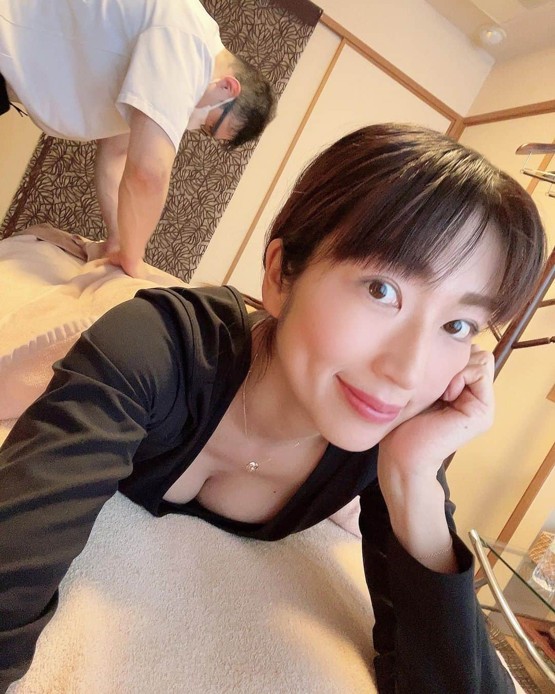 庄司ゆうこさんのインスタグラム写真 - (庄司ゆうこInstagram)「先日PSYに @massage357shucchou 長嶋先生が出張マッサージに来てくださりました☺️ ミラクルのりょうちゃんからもスーパーゴッドハンドと聞いていたので楽しみにしていたら、私の大好きな強揉みで、ピンポイントにツボがハマっていて、最強に気持ちよかったです🥺❣️ もし受けてみたい方いたらdmくださいね🤗 そして最近も週1は必ず行く @cheepao_maratan チーパオ❣️ 遂に辛さは4番の激辛にチャレンジして、いつも唇ヒリヒリさせながら食べています😆ホント癖になる味😇 最近はモッツァレラチーズのトッピングにハマってます😆 本当は毎日食べたい😋笑 #出張マッサージ#ボディケア#マッサージ#整体#ストレッチ#ポジティブスターヨガ#チーパオ#七宝麻辣湯」2月5日 22時46分 - yuko.shoji