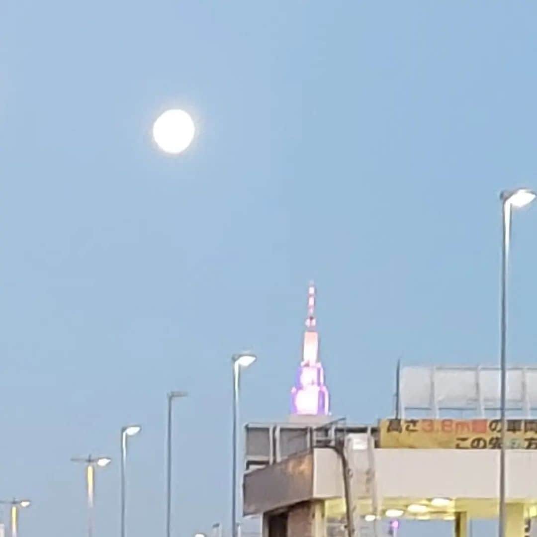 音無美紀子さんのインスタグラム写真 - (音無美紀子Instagram)「今宵は満月。 夕方5時ごろ、車窓から撮ったお月様はうっすら、群青色の空に浮かんでいました。 そして、さっき夜空を見上げ、私のスマホで真上を向いて最大限アップにして撮りました。 やっぱり月はロマンだわ。」2月5日 22時52分 - mikikootonashi