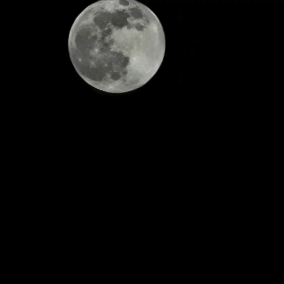 音無美紀子さんのインスタグラム写真 - (音無美紀子Instagram)「今宵は満月。 夕方5時ごろ、車窓から撮ったお月様はうっすら、群青色の空に浮かんでいました。 そして、さっき夜空を見上げ、私のスマホで真上を向いて最大限アップにして撮りました。 やっぱり月はロマンだわ。」2月5日 22時52分 - mikikootonashi