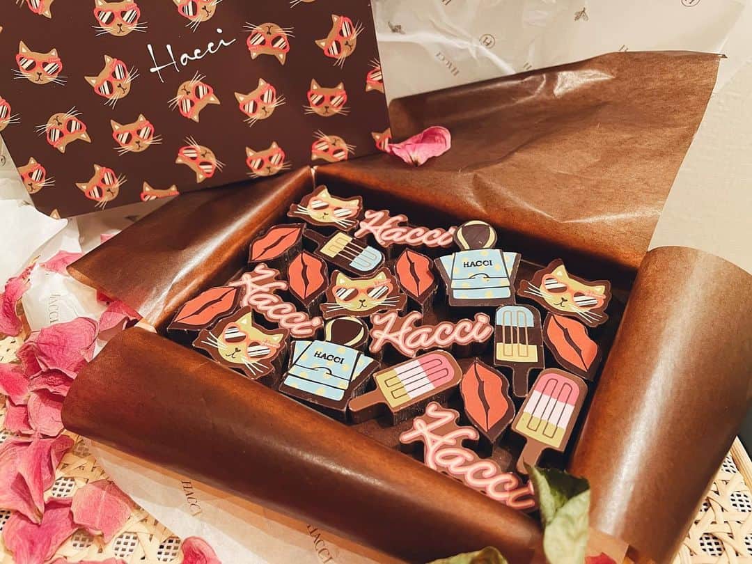 岡部麟さんのインスタグラム写真 - (岡部麟Instagram)「可愛いくって美味しいチョコプレゼントでもらいました☺︎幸せ〜  #HACCI  #はちみつチョコレート  #ハニーチョコレート」2月6日 0時40分 - beristagram_1107
