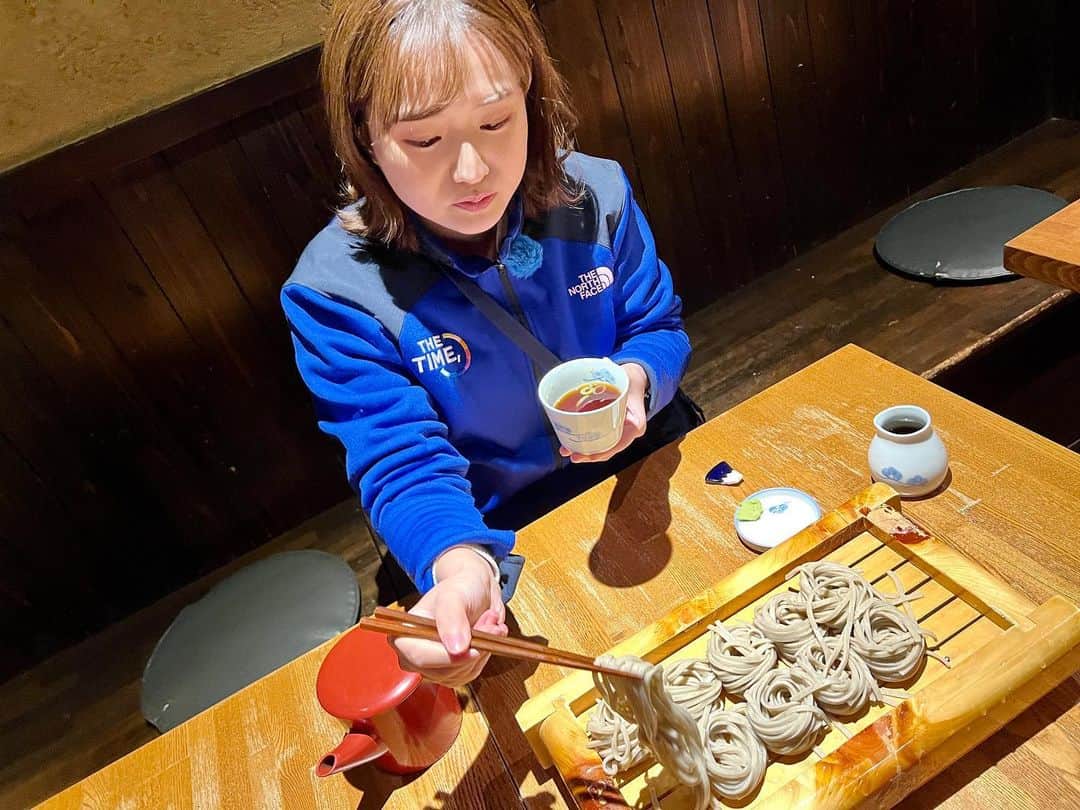 篠原梨菜さんのインスタグラム写真 - (篠原梨菜Instagram)「#朝5時の美味time 東京・中野駅近く 真希そば中野北口店へ！ 朝5時まで営業。 季節の魚とお蕎麦を楽しめます。 へぎそば風の真希そば😋 平打ちで一層香り高く、ほんのり甘みが。カツオやアジなどを使い1時間かけてとった出汁。つゆの深みのある味わい！そば湯で温まる...☺️ #早朝グルメ #thetime_tbs #真希そば中野北口店  #そば #真希そば #中野グルメ  #tbs」2月6日 6時59分 - shinorinatbs