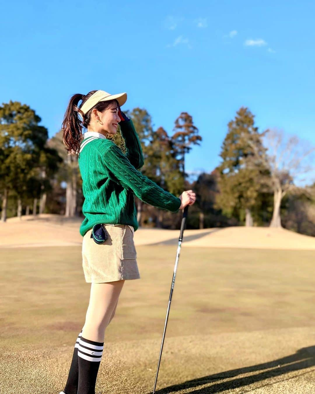 石井里奈さんのインスタグラム写真 - (石井里奈Instagram)「今年初ゴルフ⛳️🏌️‍♀️ 約2ヶ月ぶり🤣昨日は風もなくあたたかくて最高のゴルフ日和でした☀️直前に @sho_izuoka_golf にレッスンしてもらえたおかげでドライバー220ぐらい飛ぶように😳 麻布十番に新規オープンしたみたいなのでまた行きたいです🙆‍♀️ . ウェアは全て @cloveclub 💚 韓国のブランドです︎🫶🏻やっぱりかわいいよね💓頭から靴下まで全部合わせて着るのが可愛い💓 . @icelandicglacialjp のお水に最近ハマってて持参。アイスランドのプレミアムウォーターでdiorの化粧水の原料にもなってるの。とにかく美味しいからすぐ飲めちゃう。水分補給は大切なのでいいお水沢山飲んでいきたいな！ . #clove #클로브 #クローブ #ゴルフウェア #golfwear #ゴルフ女子 #ゴルフコーデ #ゴルフレッスン #韓国コーデ #ゴルフ #ゴルフ好き」2月6日 11時55分 - ri7tin1025