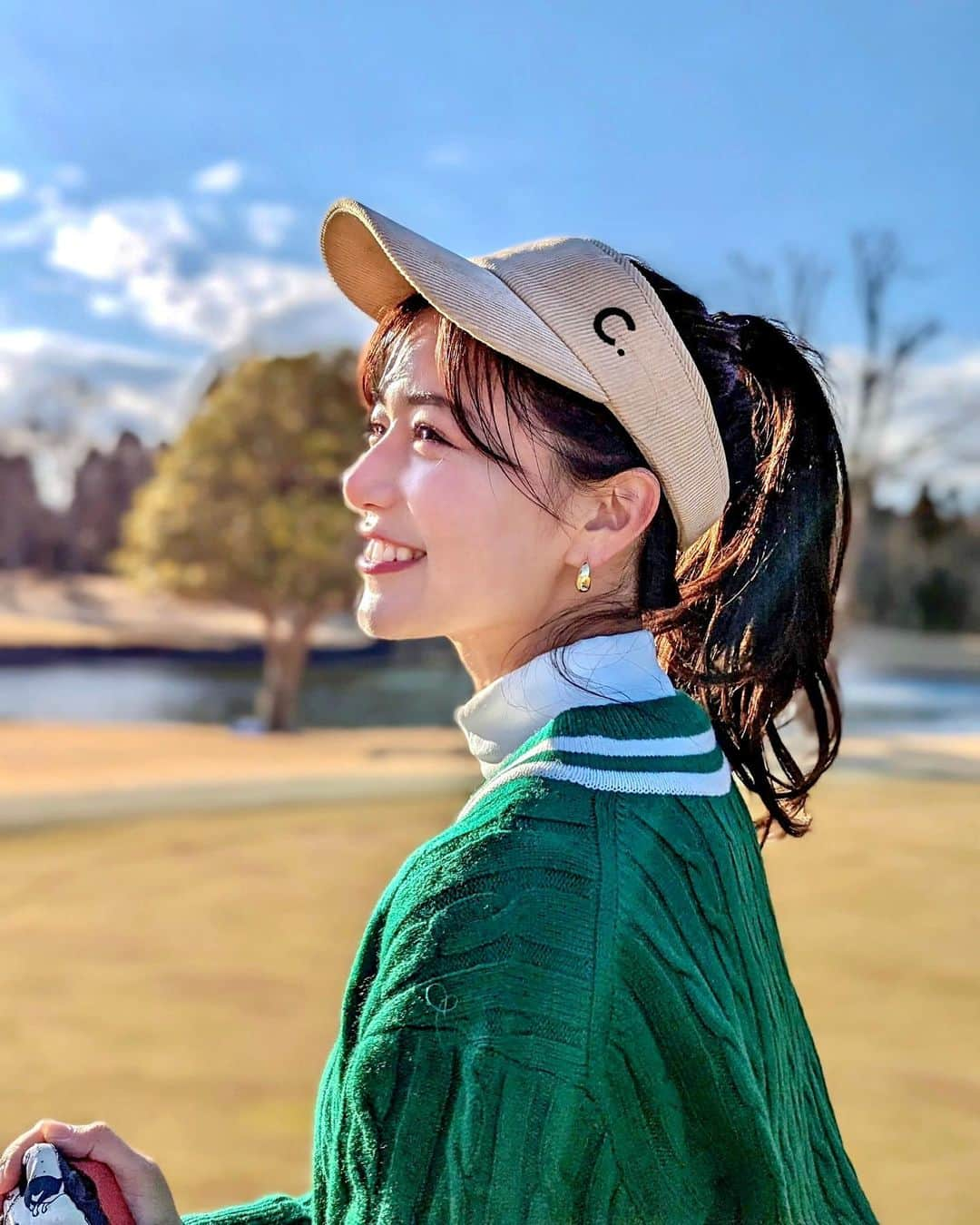 石井里奈さんのインスタグラム写真 - (石井里奈Instagram)「今年初ゴルフ⛳️🏌️‍♀️ 約2ヶ月ぶり🤣昨日は風もなくあたたかくて最高のゴルフ日和でした☀️直前に @sho_izuoka_golf にレッスンしてもらえたおかげでドライバー220ぐらい飛ぶように😳 麻布十番に新規オープンしたみたいなのでまた行きたいです🙆‍♀️ . ウェアは全て @cloveclub 💚 韓国のブランドです︎🫶🏻やっぱりかわいいよね💓頭から靴下まで全部合わせて着るのが可愛い💓 . @icelandicglacialjp のお水に最近ハマってて持参。アイスランドのプレミアムウォーターでdiorの化粧水の原料にもなってるの。とにかく美味しいからすぐ飲めちゃう。水分補給は大切なのでいいお水沢山飲んでいきたいな！ . #clove #클로브 #クローブ #ゴルフウェア #golfwear #ゴルフ女子 #ゴルフコーデ #ゴルフレッスン #韓国コーデ #ゴルフ #ゴルフ好き」2月6日 11時55分 - ri7tin1025