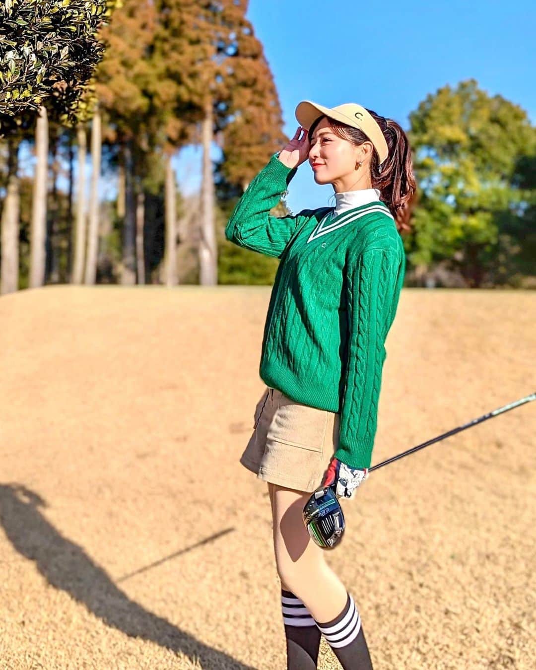 石井里奈さんのインスタグラム写真 - (石井里奈Instagram)「今年初ゴルフ⛳️🏌️‍♀️ 約2ヶ月ぶり🤣昨日は風もなくあたたかくて最高のゴルフ日和でした☀️直前に @sho_izuoka_golf にレッスンしてもらえたおかげでドライバー220ぐらい飛ぶように😳 麻布十番に新規オープンしたみたいなのでまた行きたいです🙆‍♀️ . ウェアは全て @cloveclub 💚 韓国のブランドです︎🫶🏻やっぱりかわいいよね💓頭から靴下まで全部合わせて着るのが可愛い💓 . @icelandicglacialjp のお水に最近ハマってて持参。アイスランドのプレミアムウォーターでdiorの化粧水の原料にもなってるの。とにかく美味しいからすぐ飲めちゃう。水分補給は大切なのでいいお水沢山飲んでいきたいな！ . #clove #클로브 #クローブ #ゴルフウェア #golfwear #ゴルフ女子 #ゴルフコーデ #ゴルフレッスン #韓国コーデ #ゴルフ #ゴルフ好き」2月6日 11時55分 - ri7tin1025