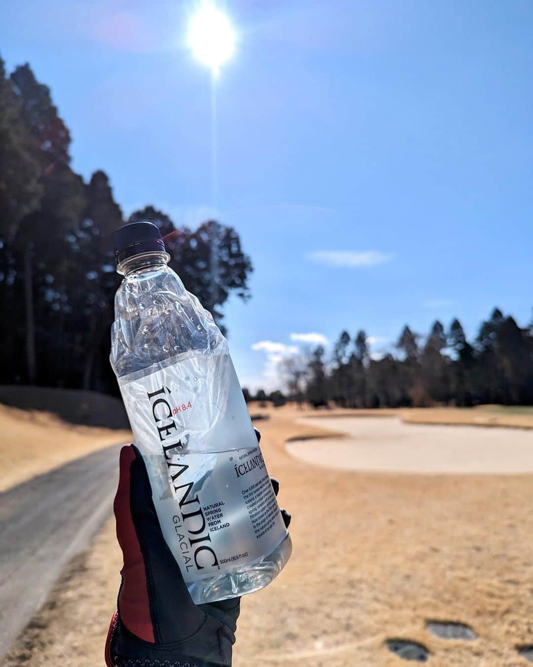 石井里奈さんのインスタグラム写真 - (石井里奈Instagram)「今年初ゴルフ⛳️🏌️‍♀️ 約2ヶ月ぶり🤣昨日は風もなくあたたかくて最高のゴルフ日和でした☀️直前に @sho_izuoka_golf にレッスンしてもらえたおかげでドライバー220ぐらい飛ぶように😳 麻布十番に新規オープンしたみたいなのでまた行きたいです🙆‍♀️ . ウェアは全て @cloveclub 💚 韓国のブランドです︎🫶🏻やっぱりかわいいよね💓頭から靴下まで全部合わせて着るのが可愛い💓 . @icelandicglacialjp のお水に最近ハマってて持参。アイスランドのプレミアムウォーターでdiorの化粧水の原料にもなってるの。とにかく美味しいからすぐ飲めちゃう。水分補給は大切なのでいいお水沢山飲んでいきたいな！ . #clove #클로브 #クローブ #ゴルフウェア #golfwear #ゴルフ女子 #ゴルフコーデ #ゴルフレッスン #韓国コーデ #ゴルフ #ゴルフ好き」2月6日 11時55分 - ri7tin1025