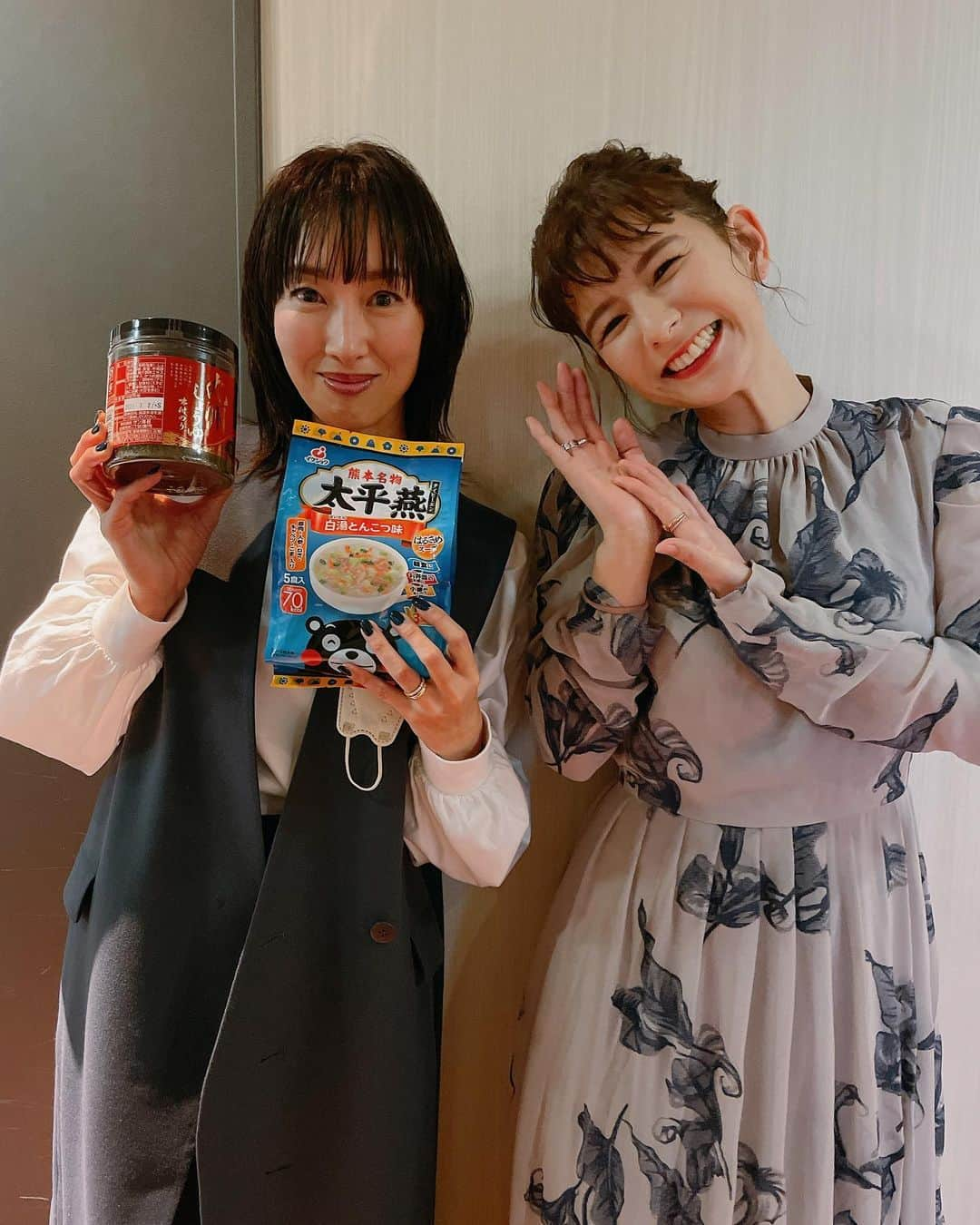 坂下千里子さんのインスタグラム写真 - (坂下千里子Instagram)「ザンヌちゃん♡ . 久々過ぎて大興奮♡(田中マネも！😂) . わざわざノンストップ終わりを待ち構えてくれて、熊本土産までくれるザンヌちゃん😂相変わらずずっとニコニコ笑顔な良い娘ですーー‼︎あっ🫢もう、立派なママだった！PONの頃が懐かしいねー！皆んな元気かなぁ〜？ . . #2枚目以降#逆光写真 #どこかに陣内さんいます#陣内を探せ #pon」2月6日 13時13分 - chiriko_sakashita_official