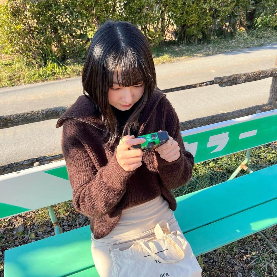 小室ゆらさんのインスタグラム写真 - (小室ゆらInstagram)「. ⁡ ⁡ ドライブがてら梅を見に.. まだちらほらしか咲いてなかったけど いい香りに癒されました🫶🏻 ⁡ インスタントカメラ片手にお散歩も なかなかいいものだ~！ ⁡ 2枚目は福寿草︎✿ 冷たい地面を割って出てきた可愛いお花に なんだか勇気づけられた＾＾ ⁡ ⁡ .」2月6日 17時55分 - komuro_yura_official