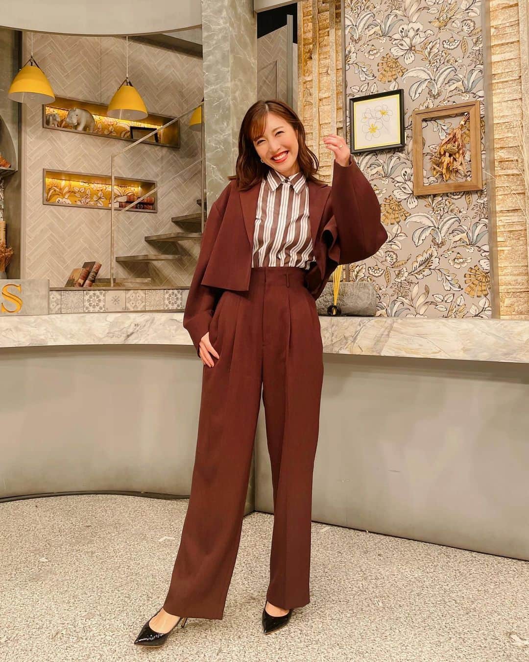 小澤陽子さんのインスタグラム写真 - (小澤陽子Instagram)「③ @primeonline.today_s   このかっこいいセットアップは、 〝袖をまくるか？伸ばしておくか？〟 で迷いました💭  衣装の魅力をどうしたら伝えられるか… 模索中🐕🐾  #新進気鋭な衣装 #まとめ #モデルさんって凄い。」2月6日 18時38分 - yoko.ozawa729