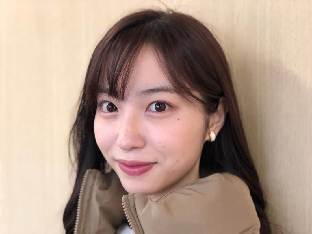 フジテレビ「めざましテレビ」さんのインスタグラム写真 - (フジテレビ「めざましテレビ」Instagram)「ファッション雑誌CanCamとコラボした お天気コーナー「きょう何着て行く？」 林佑香の毎日のコーデを紹介♪  2月6日（月） ・コート　@kobe_lettuce 　　　3990円 ・ニット　@adastria_official <アンデミュウ>　　7150円 ・スカート　　@naturalbeautybasic_official 　1万890円 ・靴　　@kanematsu_official 　3万3000円 ・イヤリング　　@abiste_official 　5940円   ☆ポイント☆ 繊細なプリーツと小粒のドットプリントが可憐なスカート✨ ショートダウンでカジュアルダウンすると、甘さが軽減されて大人っぽく楽しめます❣️ 黒ブーツで全身を引き締めると、よりシックに👢    #めざましテレビ #きょう何着て行く？ #林佑香 #今日のコーデ #コーデ #CanCam #今日のファッション#ootd #きょう何着て行く？は月〜金朝6時22分ごろ放送📺  #ゆかちゃん #きれいめコーデ #きれいめカジュアル #大人コーデ #冬コーデ #オフィスカジュアル #上品コーデ #アナウンサー衣装」2月6日 18時39分 - mezamashi.tv