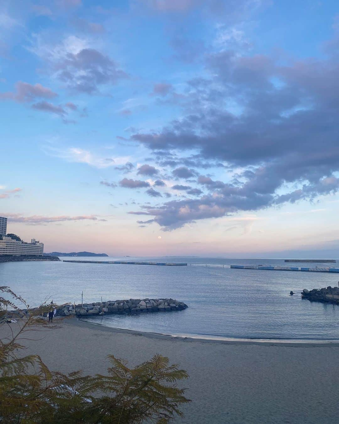 道岡桃子さんのインスタグラム写真 - (道岡桃子Instagram)「🌊  疲れたので、海を見にきました✨  海育ちなので、安心します😮‍💨  どこの海でしょう？  #海 #海辺 #水 #桜  #夕焼け #夕焼け空」2月6日 19時41分 - momoko_ana