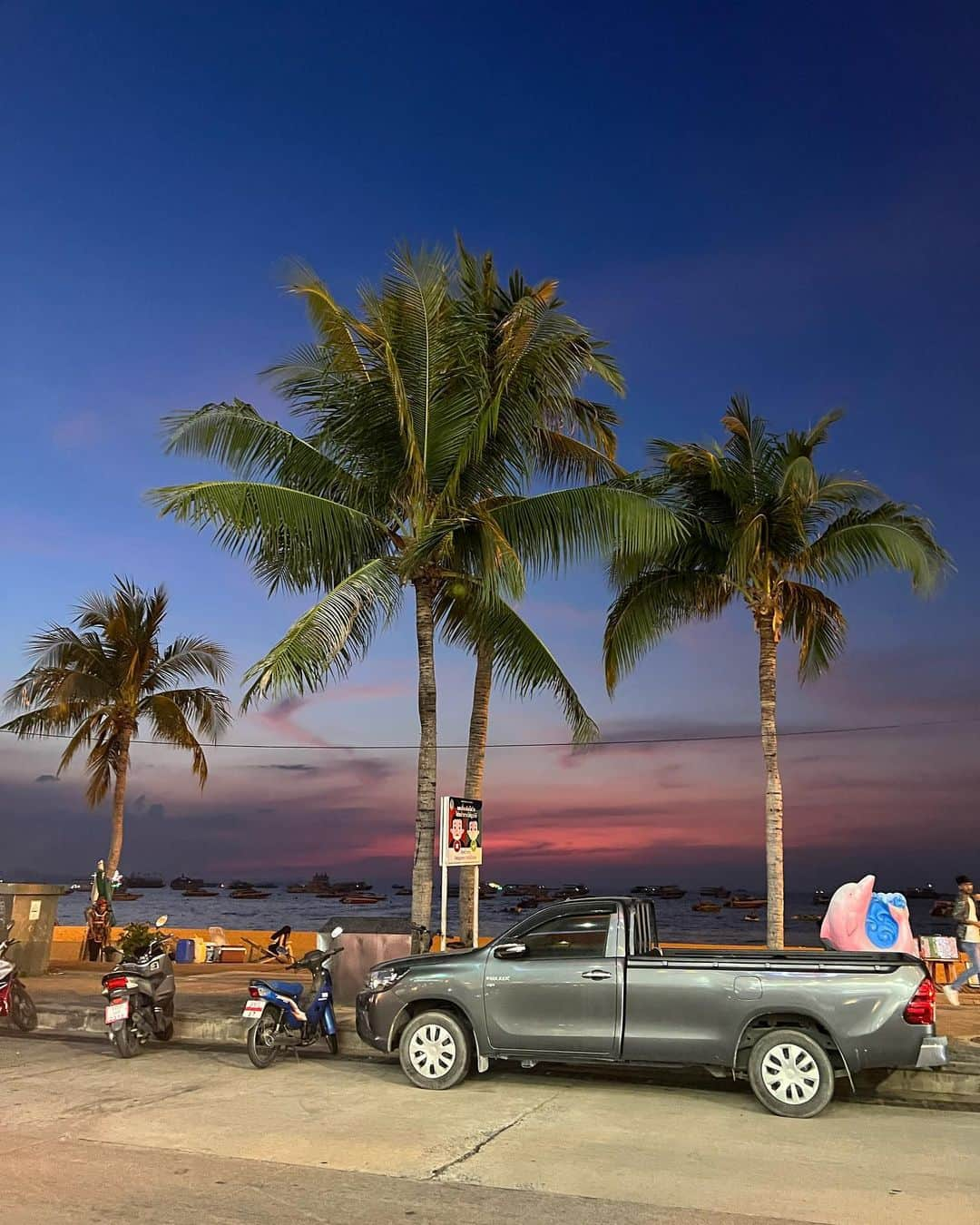 まいまいさんのインスタグラム写真 - (まいまいInstagram)「*＊ Pattaya Beach🏝🇹🇭 タイのパタヤの海岸沿い、歩いてるだけで楽しかったなぁ🏝 椰子の木いっぱいで写真映えするし、 プゥーレーっていう小さなパインが美味しかった🍍💛  写真見返してたら、また行きたくなる✈️♡ . #まいごるふ#ゴルフ女子#旅女#旅行#海外旅行#タイ#タイ旅行#リゾート#thailand#thai#pataya#bankok#travel#travelgram#travelgirl#thai_ig」2月8日 18時20分 - ___maigolf___