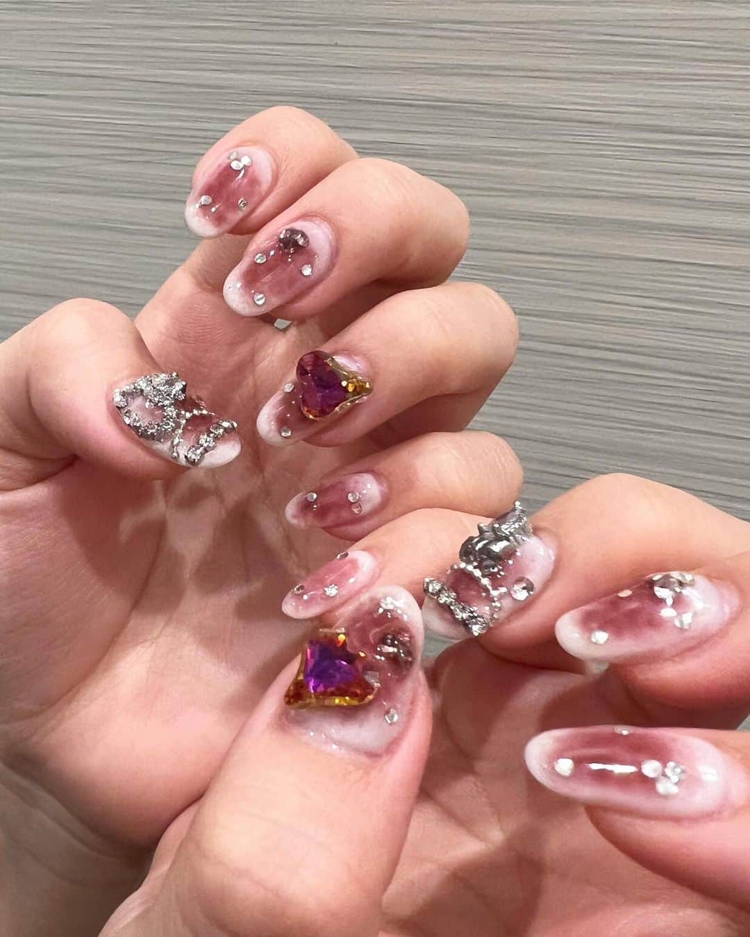 稲場愛香さんのインスタグラム写真 - (稲場愛香Instagram)「🍇♥ꫛꫀꪝ✧‧˚  ⁡ ⁡ 今回のネイル、会う人会う人に ネイル可愛いね！って声をかけてもらえる🥹 ⁡ うれしいいい ⁡ ⁡ #ジェルネイル #チークネイル #ワンホンネイル  #ストーンネイル #ハートネイル #バレンタインネイル  #香水 #Dior #ミスディオール #最近の持ち運び 🌷🫧」2月6日 21時02分 - manaka_inaba.official