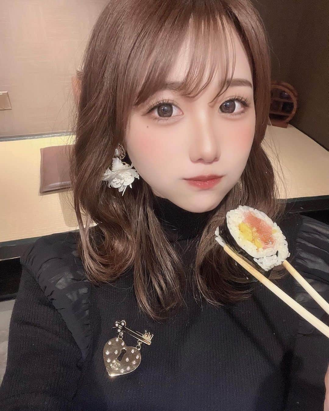 加藤里奈さんのインスタグラム写真 - (加藤里奈Instagram)「⋆  旦那と、大好きなお寿司ディナー🍽🍣  寿司葵 ꒰ @susi_aoi ꒱ さんにお邪魔しました♡  単品で食べたいお寿司をたくさん頼んだんだけど、 どれもとっても美味しいし、 コスパ最強でした🙏🏻  私は、トロたく巻きが好きだったな〜 でもどれも本当に美味しかったです🤤🤍  天麩羅も何種類か頼んで 大満足です♡  次はランチコースで行こうかな🤔 場所は清水駅からすぐです！  woomypr #お寿司 #寿司 #寿司ランチ #寿司ディナー #寿司屋 #寿司葵 #葵 #とろたく #まぐろ #天麩羅 #てんぷら #ふぐ料理 #牡蠣 #清水駅 #栄グルメ #栄ディナー #栄寿司 #おすし #寿司 #うなぎ #てんぷら #弁当 #テイクアウト #名古屋グルメ #名古屋市北区」2月6日 21時04分 - katoco0326