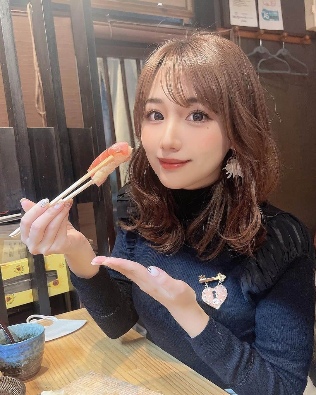 加藤里奈さんのインスタグラム写真 - (加藤里奈Instagram)「⋆  旦那と、大好きなお寿司ディナー🍽🍣  寿司葵 ꒰ @susi_aoi ꒱ さんにお邪魔しました♡  単品で食べたいお寿司をたくさん頼んだんだけど、 どれもとっても美味しいし、 コスパ最強でした🙏🏻  私は、トロたく巻きが好きだったな〜 でもどれも本当に美味しかったです🤤🤍  天麩羅も何種類か頼んで 大満足です♡  次はランチコースで行こうかな🤔 場所は清水駅からすぐです！  woomypr #お寿司 #寿司 #寿司ランチ #寿司ディナー #寿司屋 #寿司葵 #葵 #とろたく #まぐろ #天麩羅 #てんぷら #ふぐ料理 #牡蠣 #清水駅 #栄グルメ #栄ディナー #栄寿司 #おすし #寿司 #うなぎ #てんぷら #弁当 #テイクアウト #名古屋グルメ #名古屋市北区」2月6日 21時04分 - katoco0326