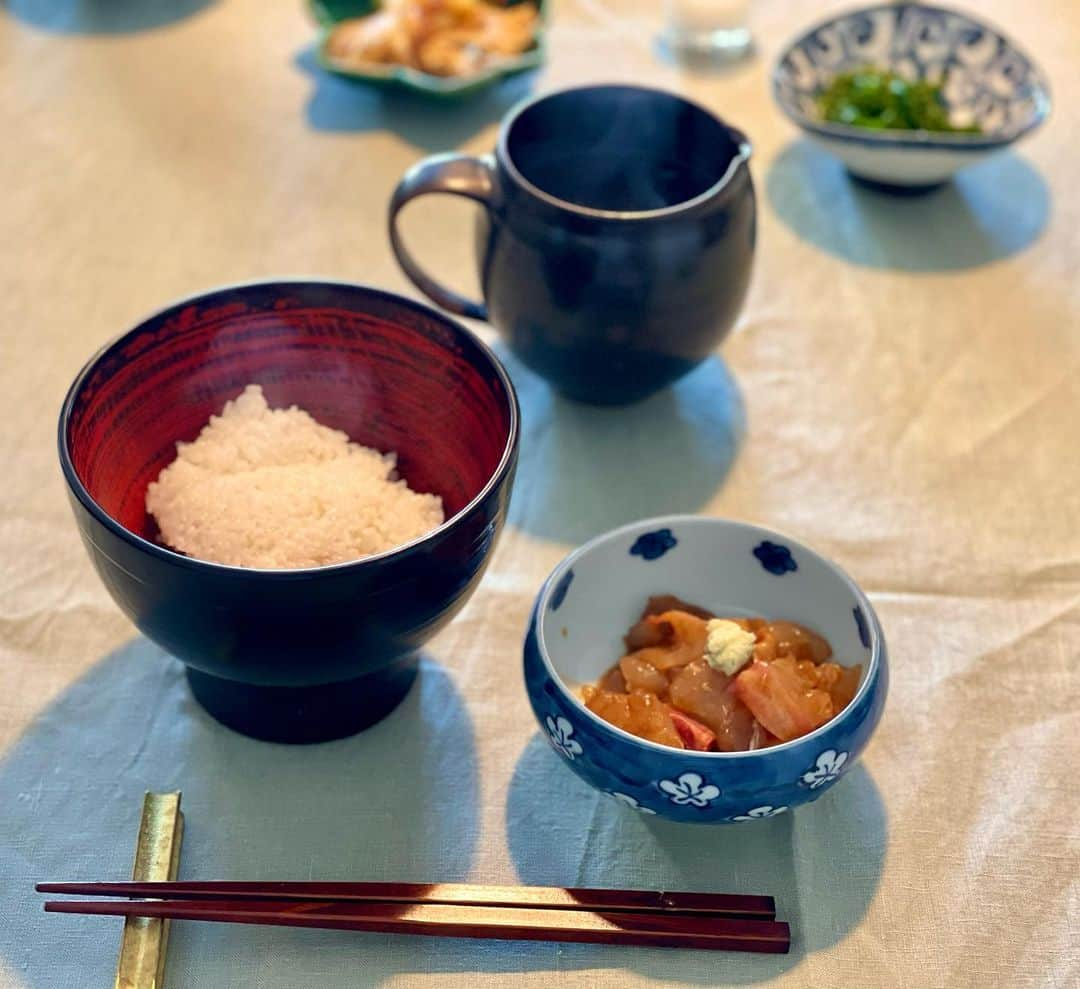 三浦瑠麗さんのインスタグラム写真 - (三浦瑠麗Instagram)「古川原農園からまた野菜をいただいたので、お料理しました。カリフラワーが美味しくて、ほうれん草も甘くて、蕪もとろとろで娘が喜んでくれました。ほんとにいつも素晴らしいお野菜をありがとうございます。土に育つ、いのちそのものですね。 今朝は鯛茶漬けを食べて元気に登校しました。 お茶漬けってお腹に優しい。この秘密のタレのレシピはそのうち書きます。 今日のお仕事は大阪でした。」2月6日 21時24分 - lullymiura