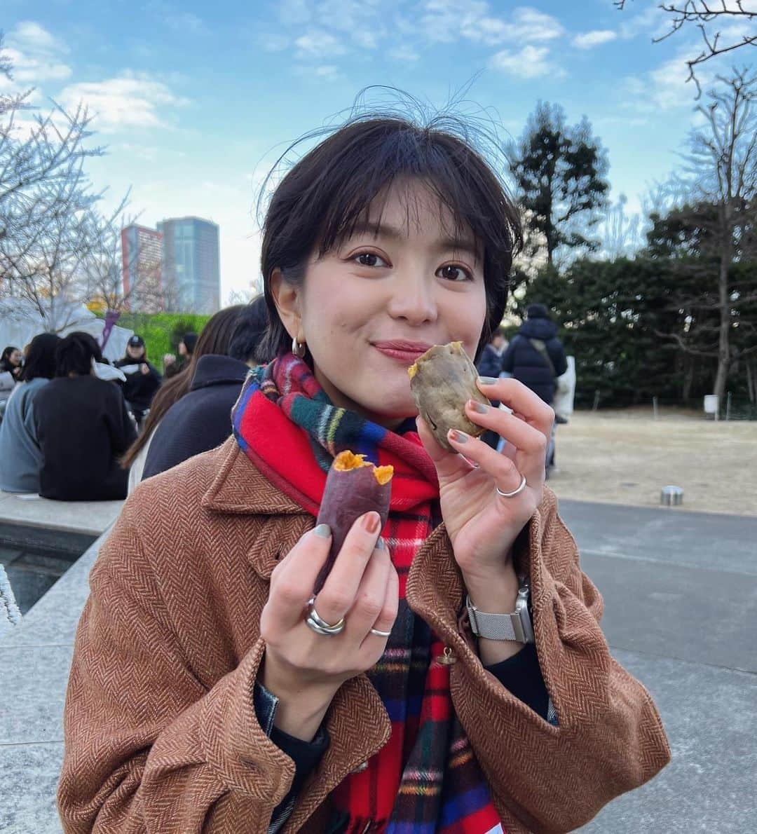 並木万里菜さんのインスタグラム写真 - (並木万里菜Instagram)「. 冬になると焼き芋食べたくなるし スーパーによると必ず売り場をチェックしたくなる。  焼き芋だいすき。 🍠🍟  2枚目アホ毛立ちすぎてる。  #焼き芋#おいも #お芋#焼き芋フェス #並木万里菜#テレビ朝日アナウンサー#テレビ朝日#テレ朝#アナウンサー」2月6日 21時59分 - marina_namiki