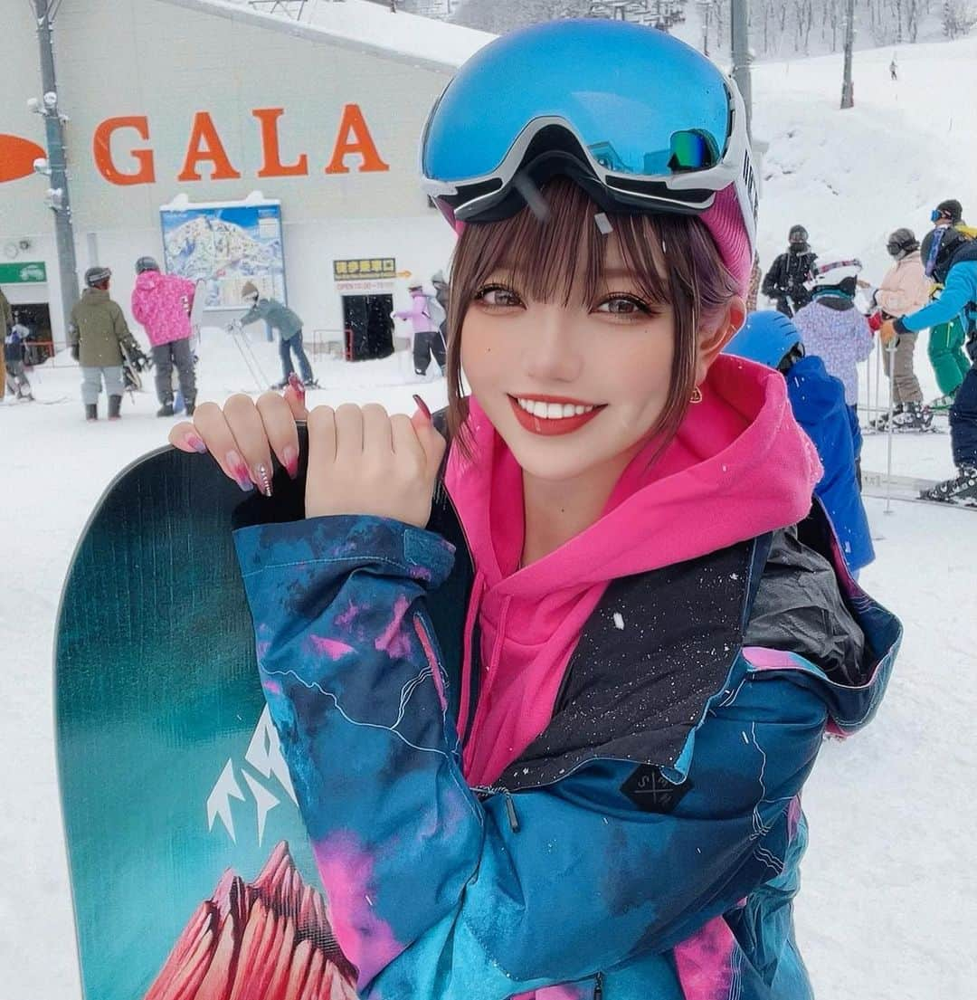 みきでりさんのインスタグラム写真 - (みきでりInstagram)「いつもと違う"ミキ"☃️🧡❄️ʬʬ 今年もGALAポスターのなりきり写真を撮りに行ってきたよ！！！しかも念願のマイボードと一緒に😍😍😍✨  GALAのスタッフさんとリフト並んでる時に、突然近くにいた女性が「もしかしてポスターの女の子のモデルですか？」って話しかけてきてくれて、嬉しすぎた😢😢😢💗  駅でポスター見て私に似てる！って思ってくれたフォロワーさんや友達がたくさんいて、連絡くれたからこそ実現した企画☺️✨✨  本当にみんないつもインスピレーションをありがとう💗💗 ㅤ ㅤ ㅤ ㅤ ㅤ ㅤ イラストは @_______might117 さん🎨✨ とっても素敵なのでぜひみんなも見てみてね！🥳💞 ㅤ ㅤ 📍ガーラ湯沢 @galayuzawa_official  ㅤ ㅤ 🏂ボード一式 @jonessnowboards   🥾ブーツ @ridesnowboards  ㅤ ㅤ ㅤ ㅤ ㅤ ㅤ ㅤ ㅤ  #ガーラ湯沢 #ガーラ湯沢スキー場 #gala湯沢 #gala湯沢スキー場 #なりきり #スノボ #スノボ女子 #スノボー #スノボー初心者 #雪景色 #雪山 #ゲレンデ #ボブ #ボブアレンジ #ショートヘア #ビーニー #スノボウェア #jonessnowboards #ridesnowboards」2月6日 22時49分 - mikidelicious