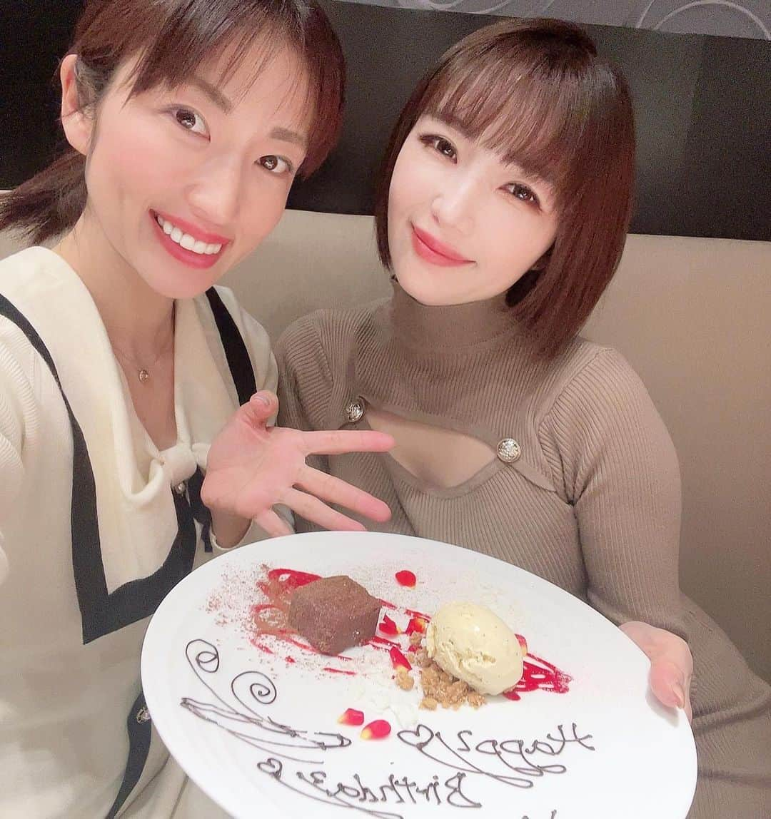 庄司ゆうこさんのインスタグラム写真 - (庄司ゆうこInstagram)「先日は悠里ちゃんの誕生日パーティーをみんなで企画した感じだったけど、誰よりも早くお祝いしたくて先月、1番乗りでお祝いしちゃった💓 ヒルズのダルマットでランチしよーって誘って、サプライズでバースデープレート出したらサプライズ大成功❣️ 喜んでもらえて嬉しい😆 最後の動画の私たち、めっちゃ楽しそう🥰 本当に大好き💕一緒にいるとハッピーになれる💓 #誕生日#バースデーランチ#ランチ#六本木ヒルズ#ダルマット#お祝い#15年来の仲#大好きな人#ママ友#森下悠里#庄司祐子#元グラビアアイドル」2月6日 22時50分 - yuko.shoji