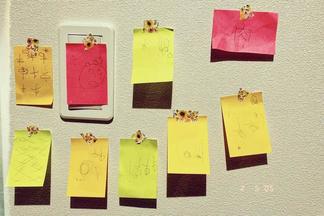 平祐奈さんのインスタグラム写真 - (平祐奈Instagram)「帰宅したら、、、 お部屋までの壁にペタペタ  姪っ子姉妹からのメッセージが可愛すぎて疲れも吹っ飛んだ  何を伝えたいのか10歳のお姉ちゃんが説明してある辺りもかわいすぎる…♡」2月7日 0時10分 - yunataira_official